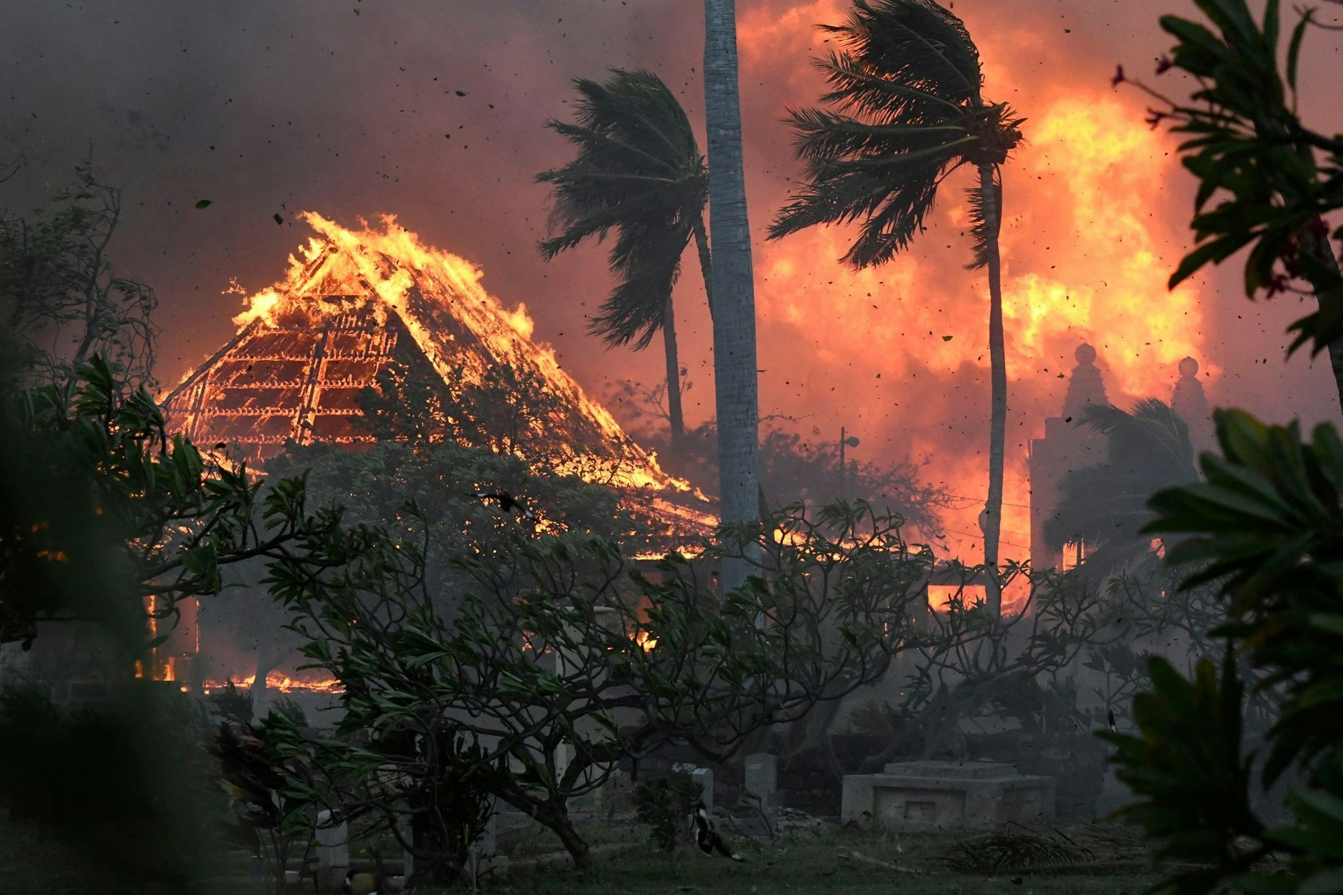 Die Halle der historischen Waiola Church in Lahaina und die nahe gelegene Lahaina Hongwanji Mission stehen in Flammen.