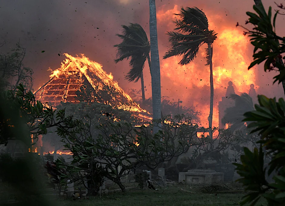 Die Halle der historischen Waiola Church in Lahaina und die nahe gelegene Lahaina Hongwanji Mission stehen in Flammen.