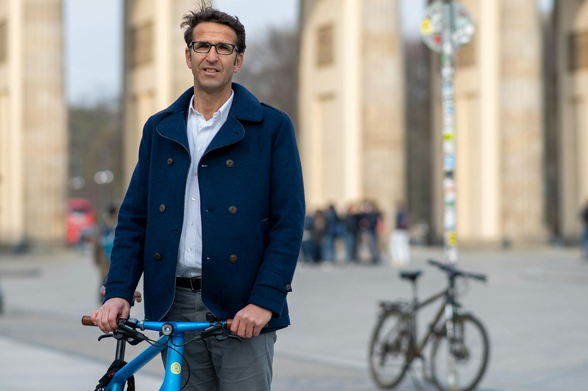 Passionierter Alltagsradfahrer und kein CDU-Mitglied mehr: Heinrich Strößenreuther vor dem Brandenburger Tor. Das blaue Fahrrad wurde ihm inzwischen aus seinem Keller in Mitte gestohlen.