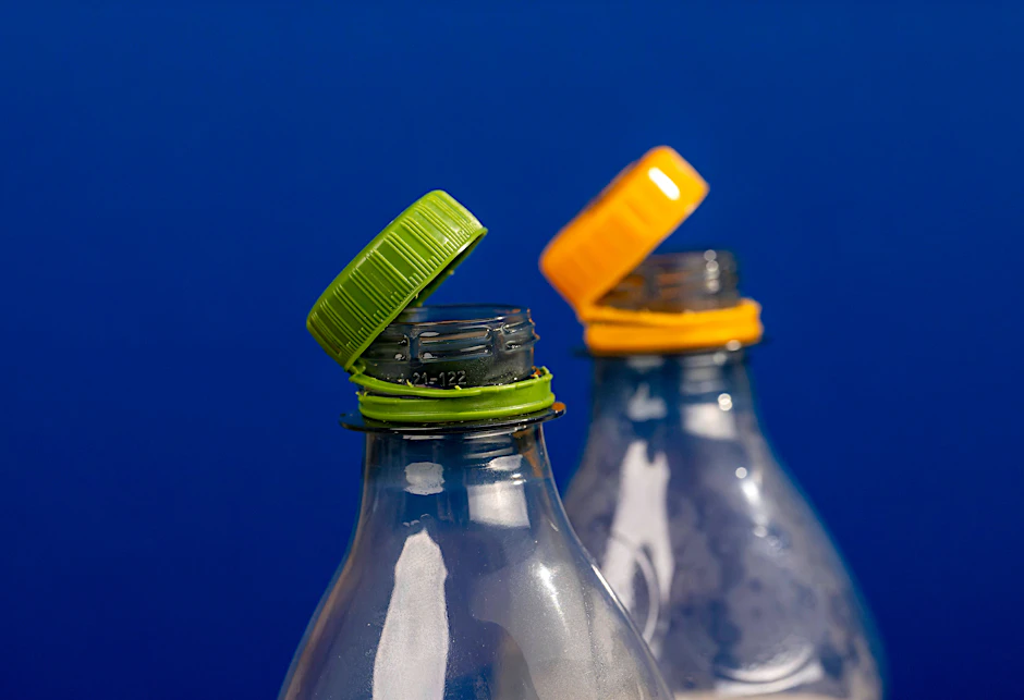 Schaut her, das ist jetzt so Standard. Der Deckel bleibt an der Flasche, gerettet ist die Umwelt.