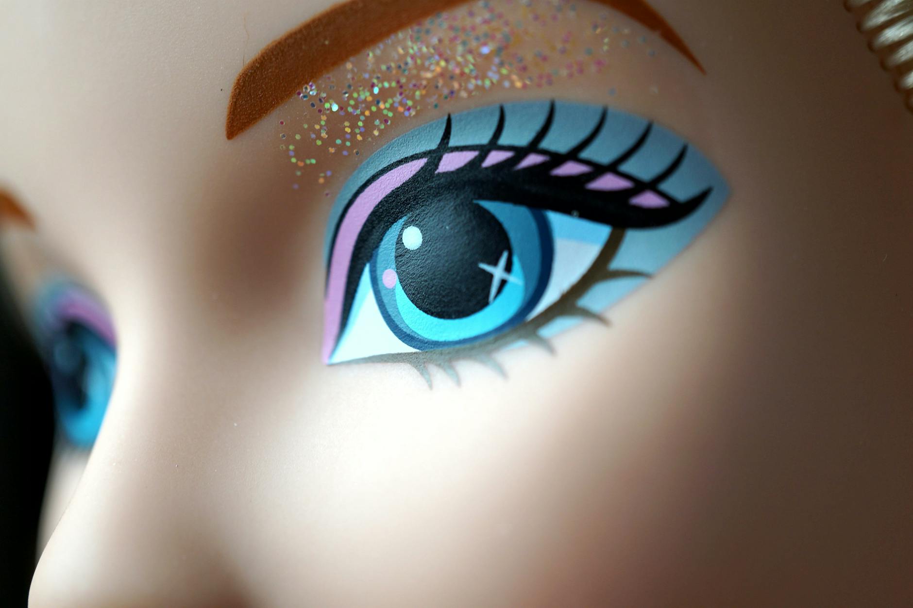 Schau ihr in die Augen, Kleines: Vielen gilt Barbie als gefährliche Verführerin.