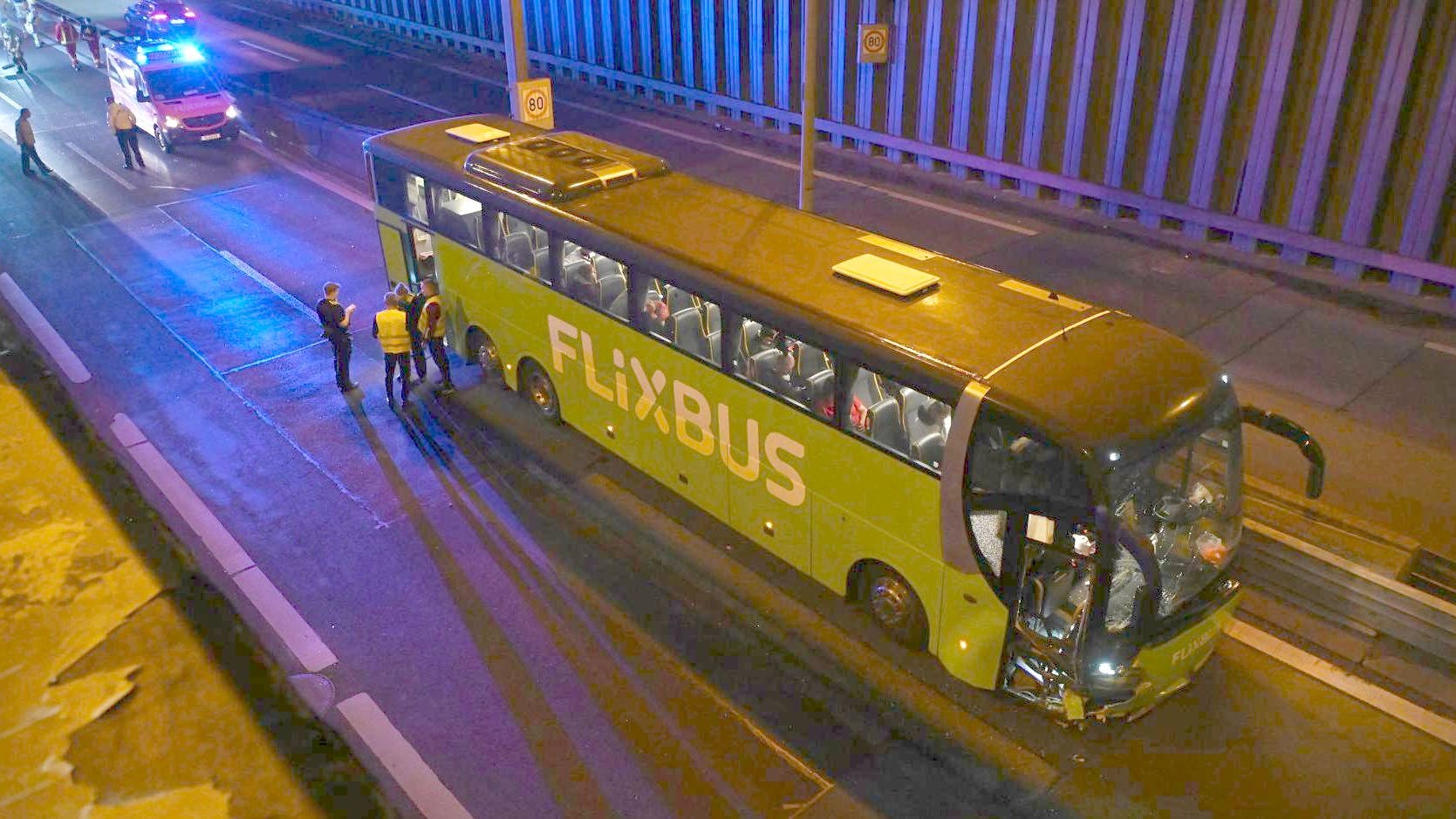 Die Insassen des Busses blieben unverletzt.