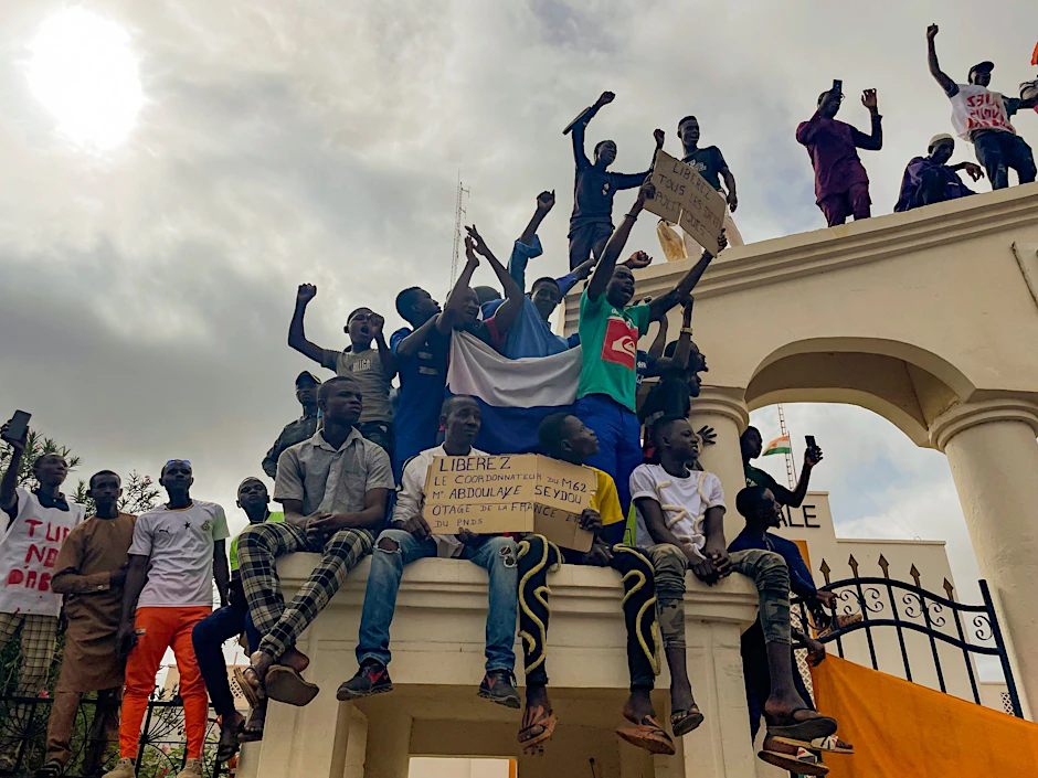 Anhänger der regierenden Junta im Niger jubeln auf der Straße. Am 26. Juli hatten Offiziere der Präsidialgarde in dem westafrikanischen Land den demokratisch gewählten Präsidenten Mohamed Bazoum entmachtet.