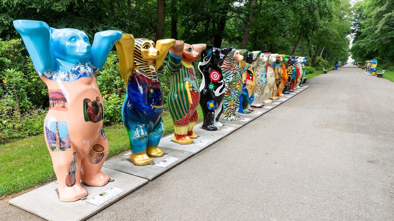 Eine Gruppe der insgesamt 151 Buddy Bears, die noch in der Schlossallee des Tierpark Berlins stehen.