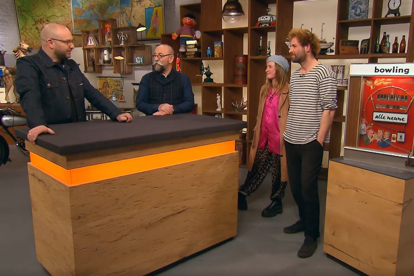 Pia und Nik, ein Künstlerpaar aus Hamburg (r.), mit Moderator Horst Lichter und dem „Bares für Rares“-Experten Sven Deutschmanek (l.)