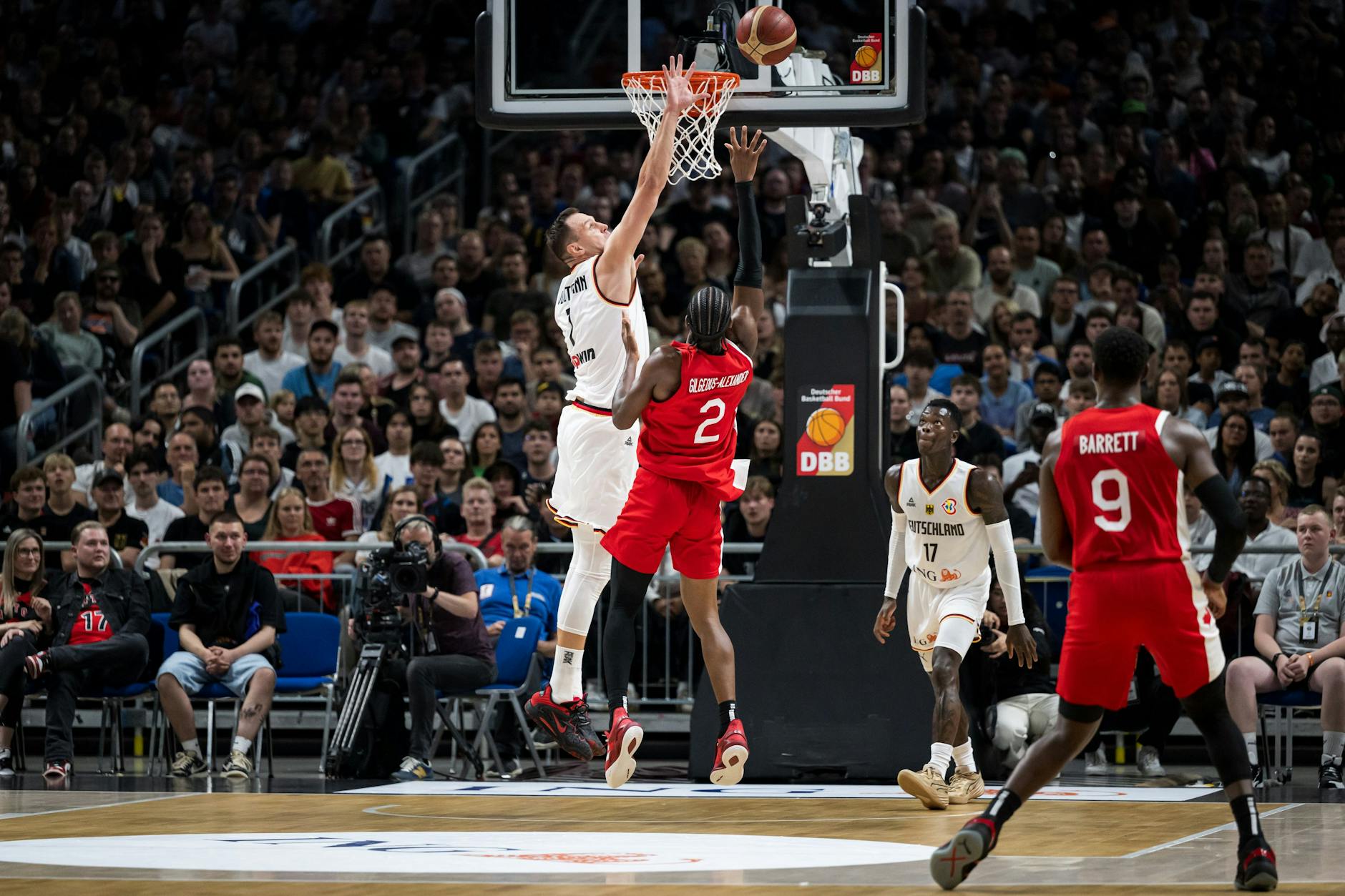 Johannes Voigtmann aus dem deutschen Team und Shai Gilgeous-Alexander aus Kanada während des Länderspiels.
