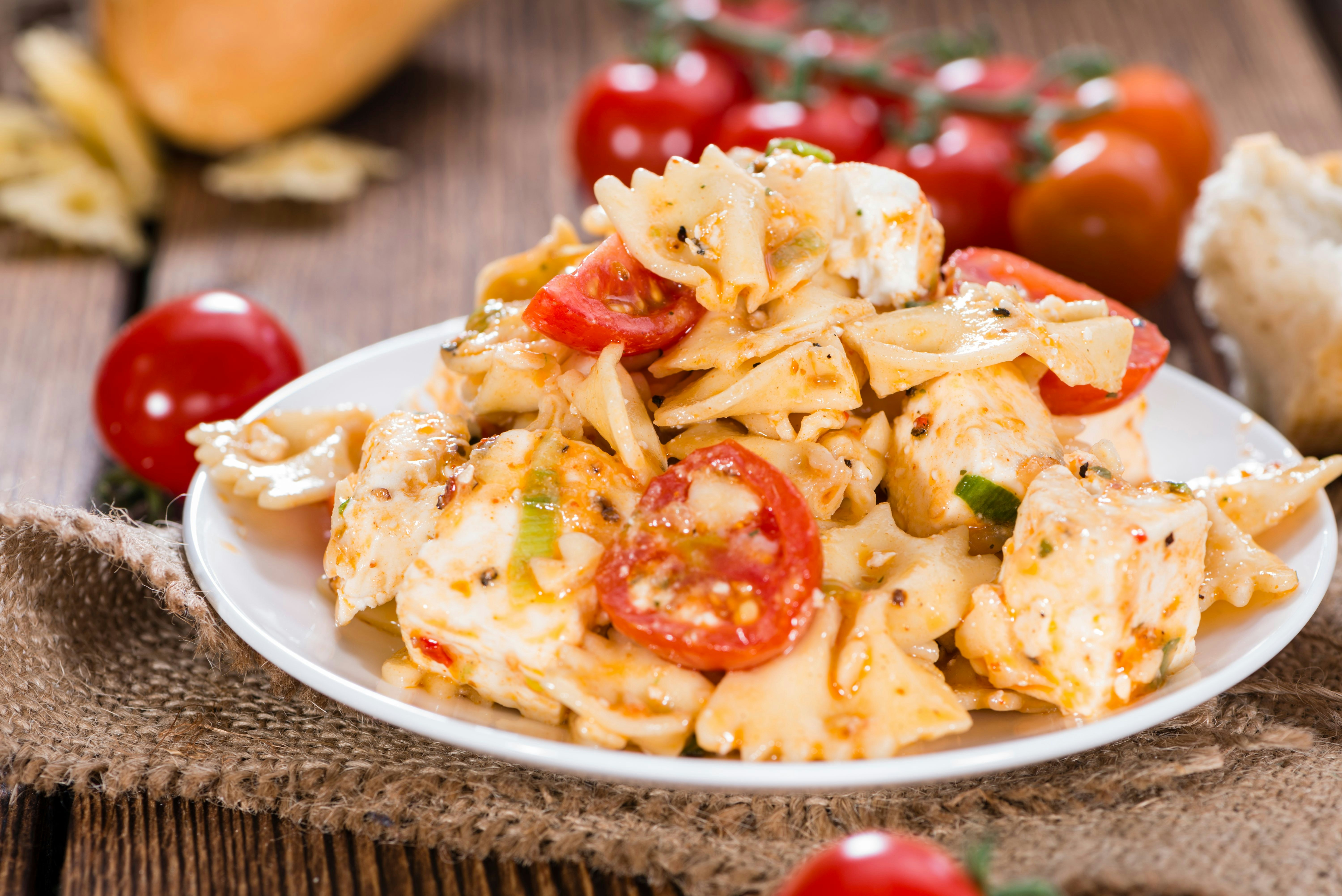 Rezept für Nudelsalat mit Tomate &amp; Feta: DAS ist der beste Nudelsalat!