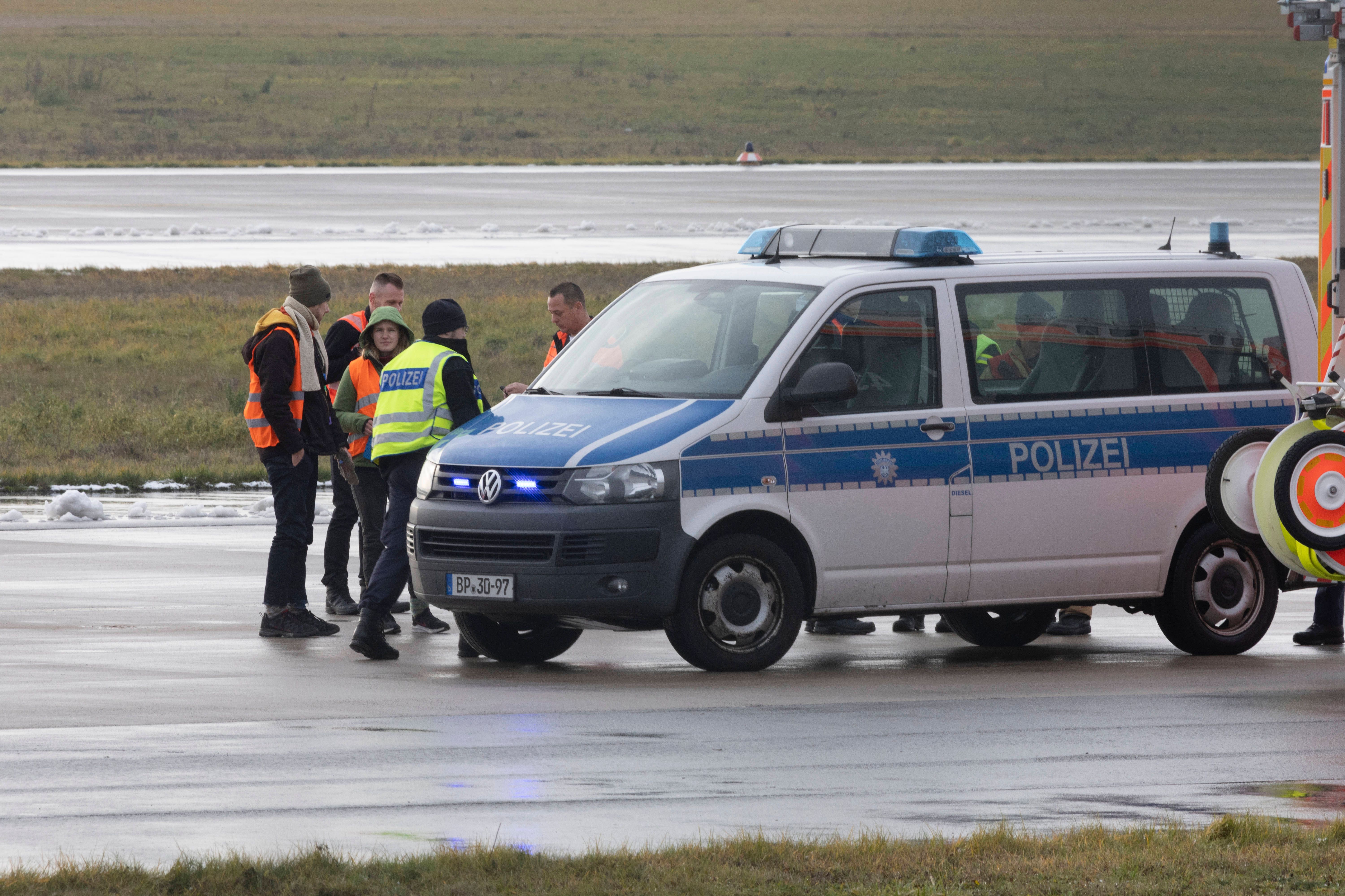 Letzte Generation: Polizei Stellt Nach BER-Blockade Nur 1060 Euro In ...