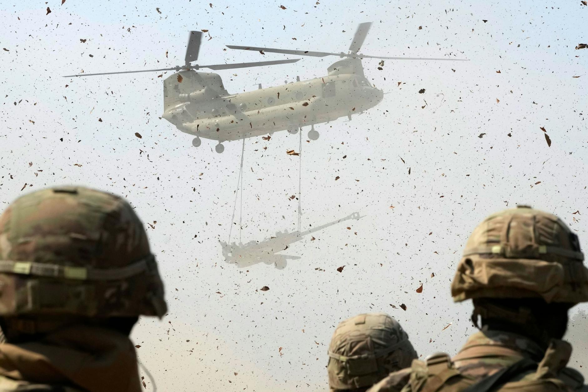 Der Verteidigungsausschuss des Bundestags hat grünes Licht für den Kauf von 60 schweren Transporthubschraubern für die Bundeswehr gegeben. Die Bundeswehr plant die Beschaffung einer modernen Version. 