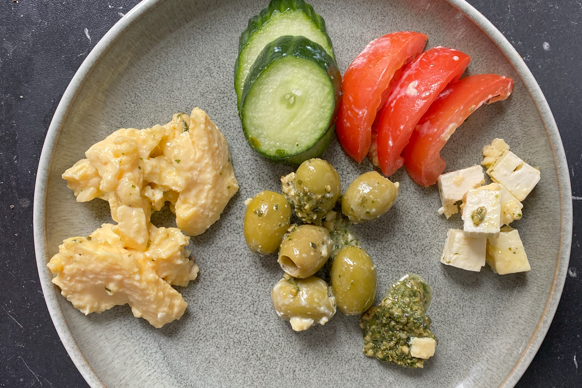 Ein paar Kleinigkeiten packe ich mir vom Hotelbüfett für zu Hause ein.