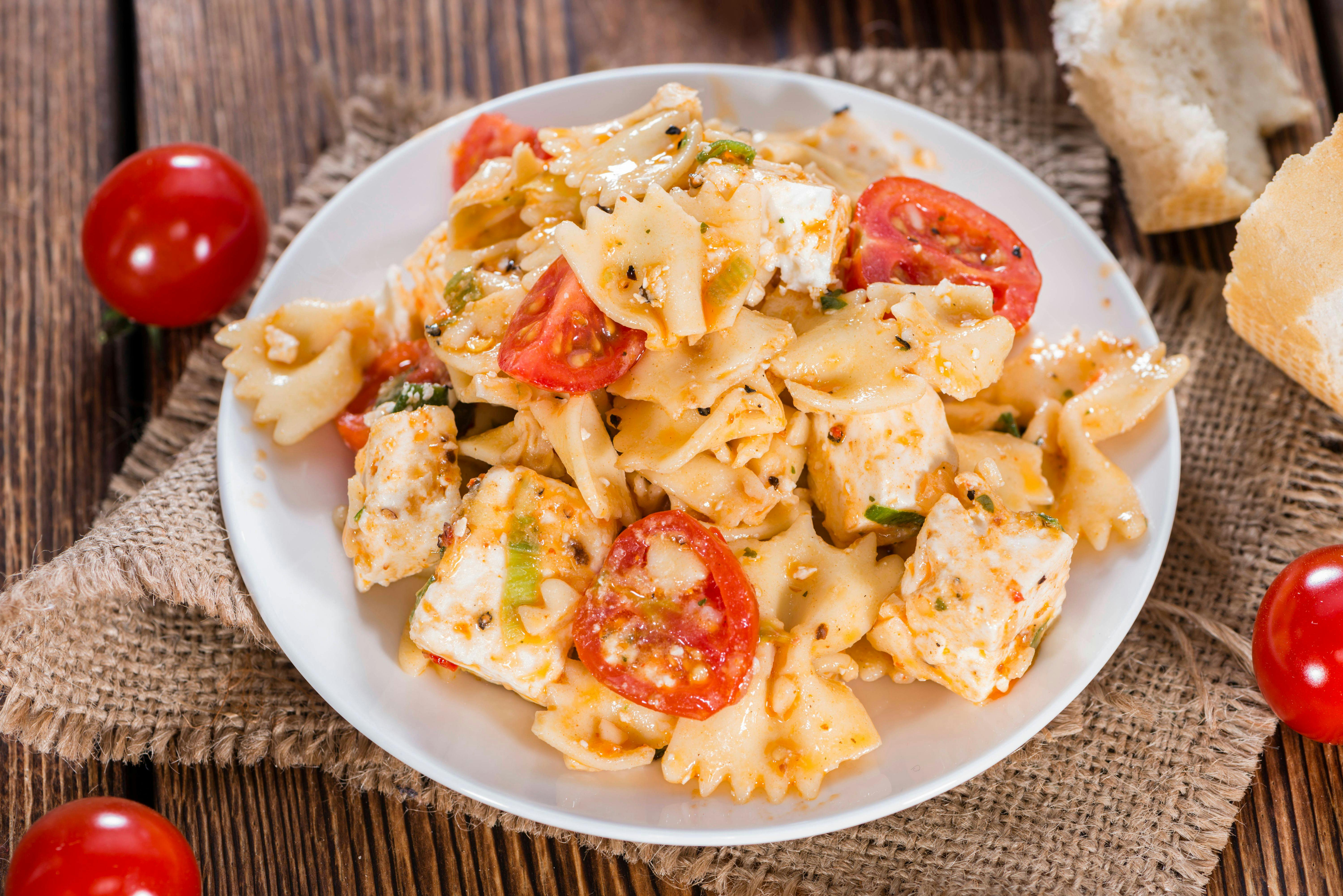 Rezept für Nudelsalat mit Tomate &amp; Feta: DAS ist der beste Nudelsalat!