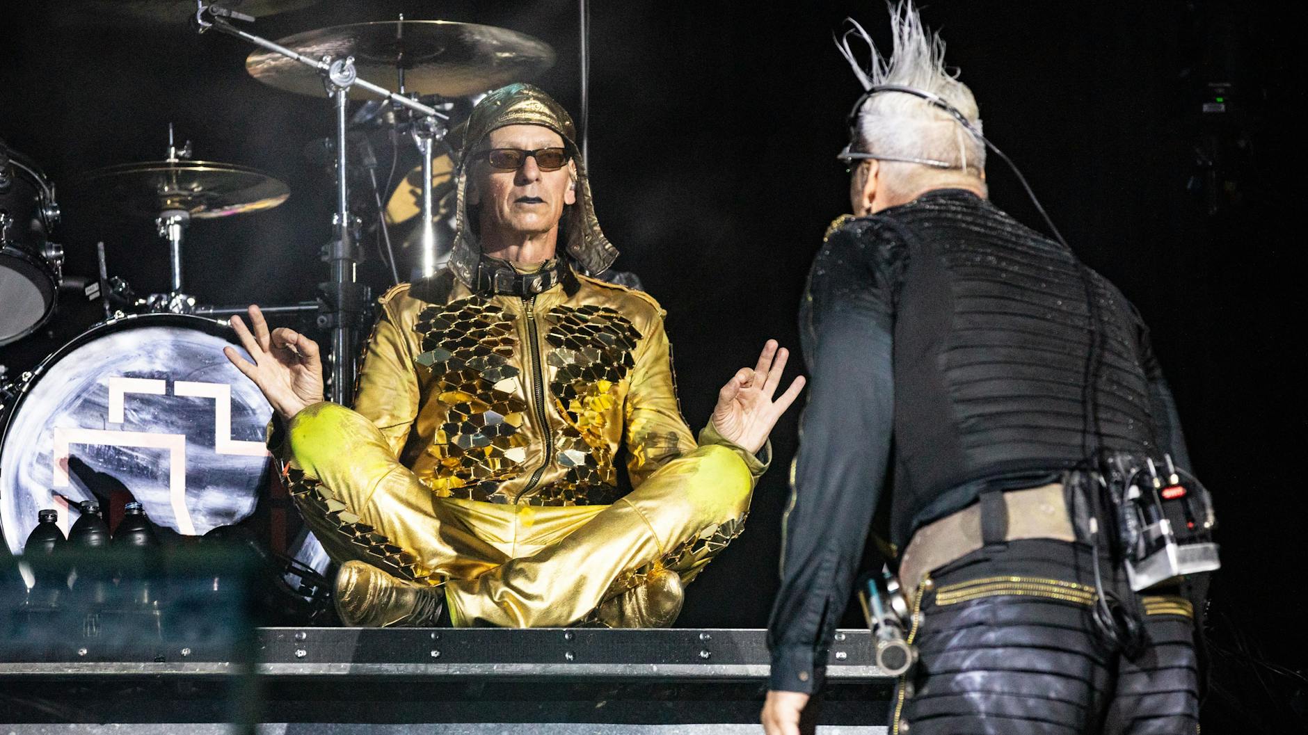 Rammstein-Sänger Till Lindemann (r.) und Keyboarder Christian „Flake“ Lorenz bei einem der Konzerte auf der Bühne. Plant die Band eine Welttournee?