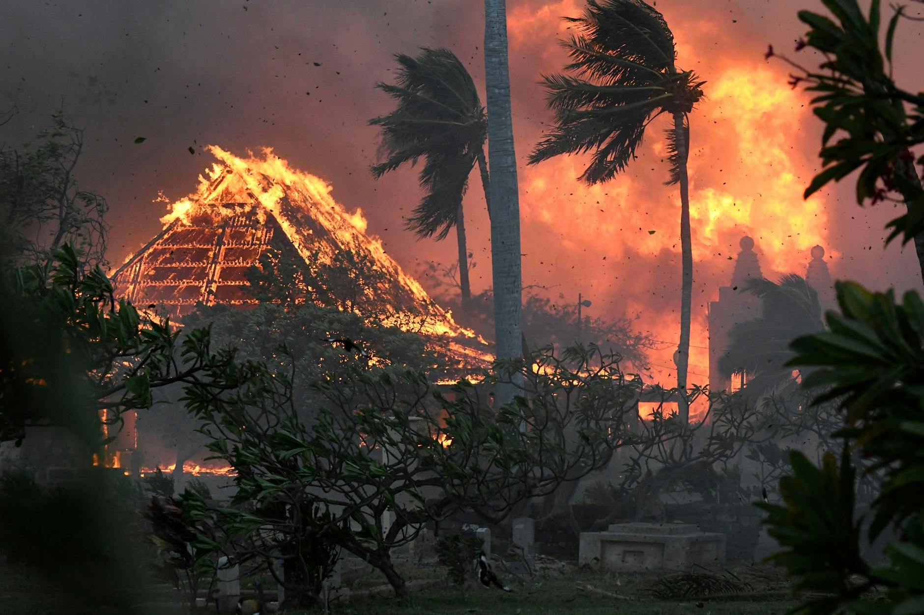 Die Halle der historischen Waiola Church in Lahaina und die nahe gelegene Lahaina Hongwanji Mission stehen in Flammen.