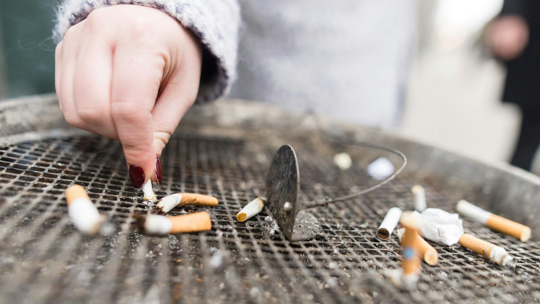 Laut WHO darf noch in zu vielen öffentlichen Einrichtungen geraucht werden.