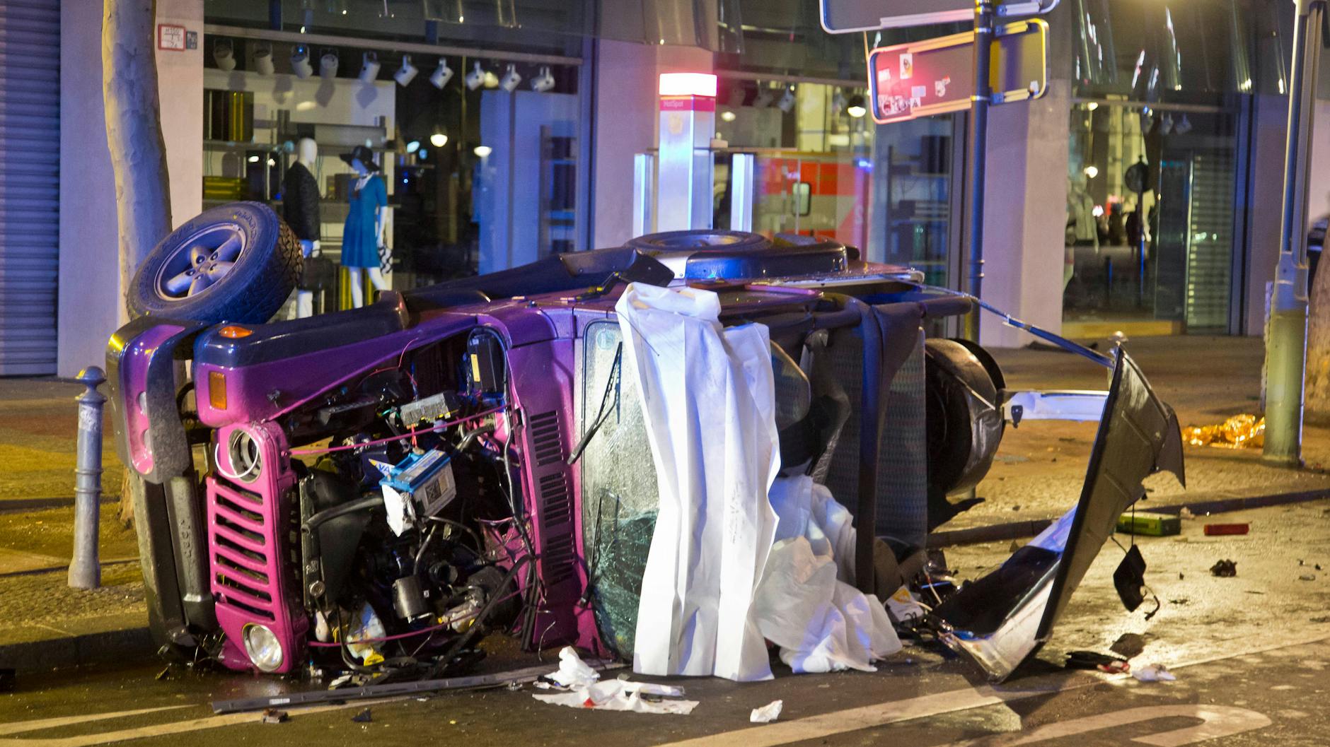 2016 auf dem Kudamm: Ein Wagen krachte in den unbeteiligten Jeep von Michael W. Der Mann war sofort tot.