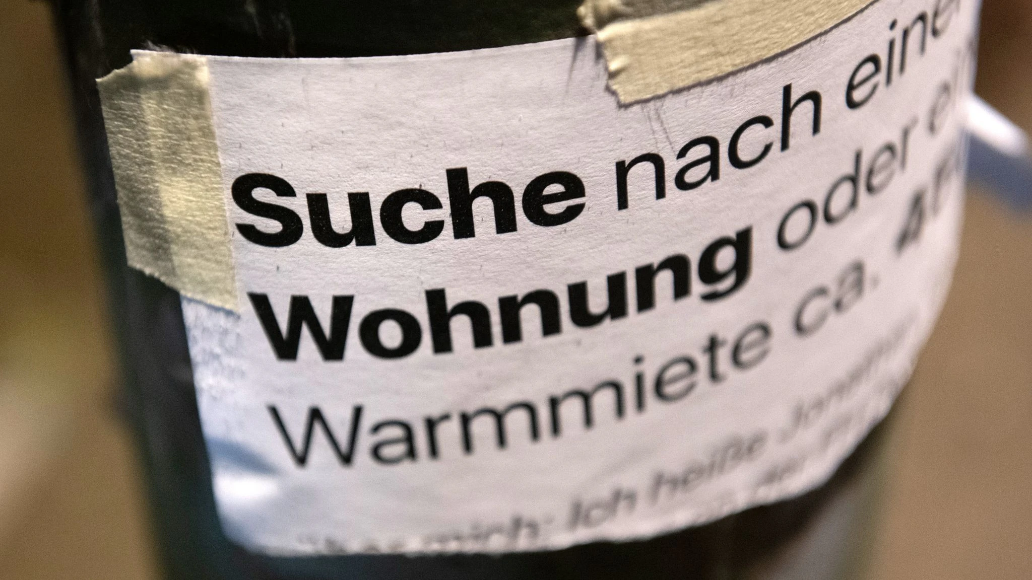 Mieten-Explosion: „Suche Wohnung“ steht auf dem Zettel an einer Laterne. Bezahlbarer Wohnraum ist in Berlin kaum noch zu finden.