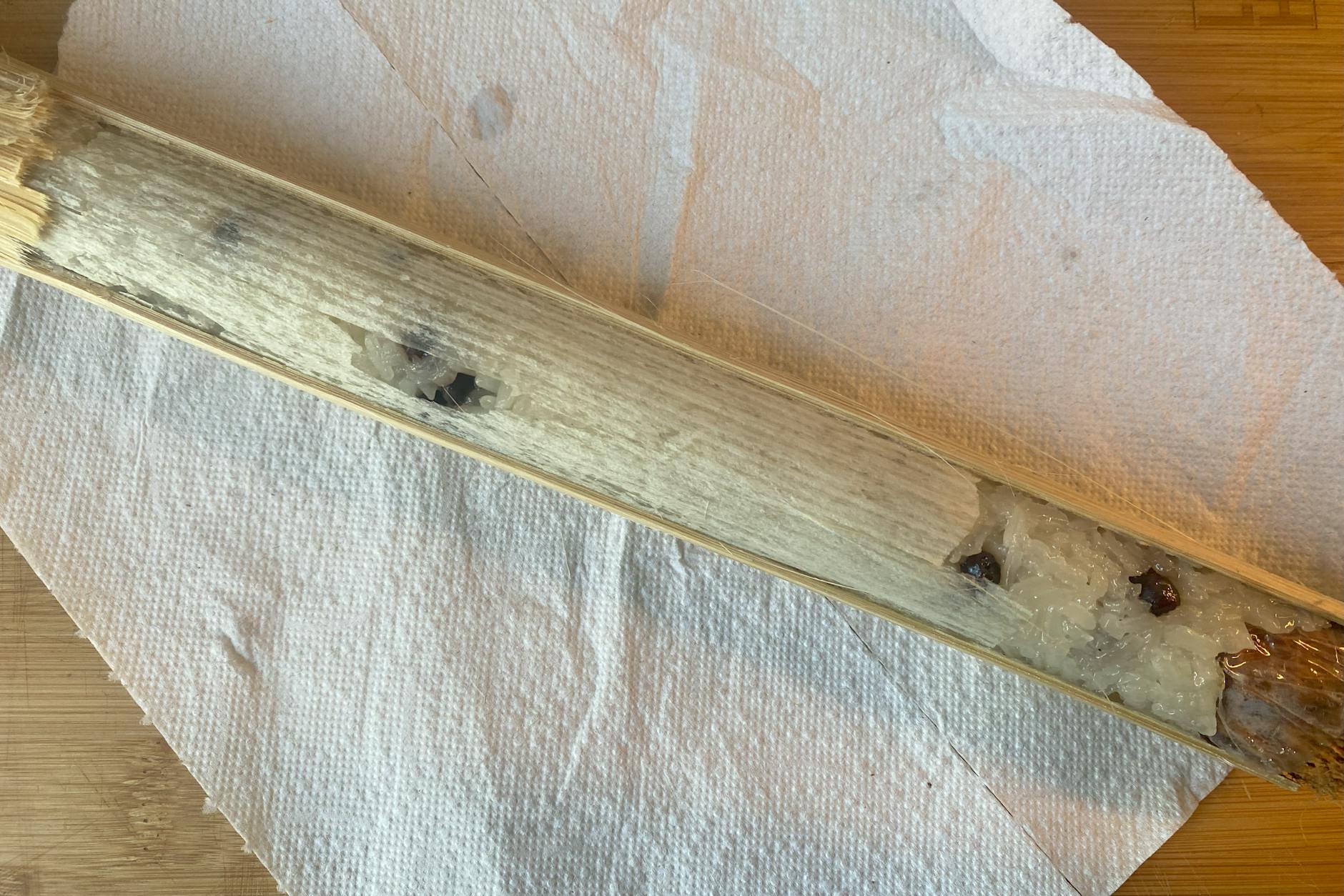 Klebreis mit schwarzen Bohnen, Kokosmilch, Salz und Zucker bekomme ich für wenige Euro. 