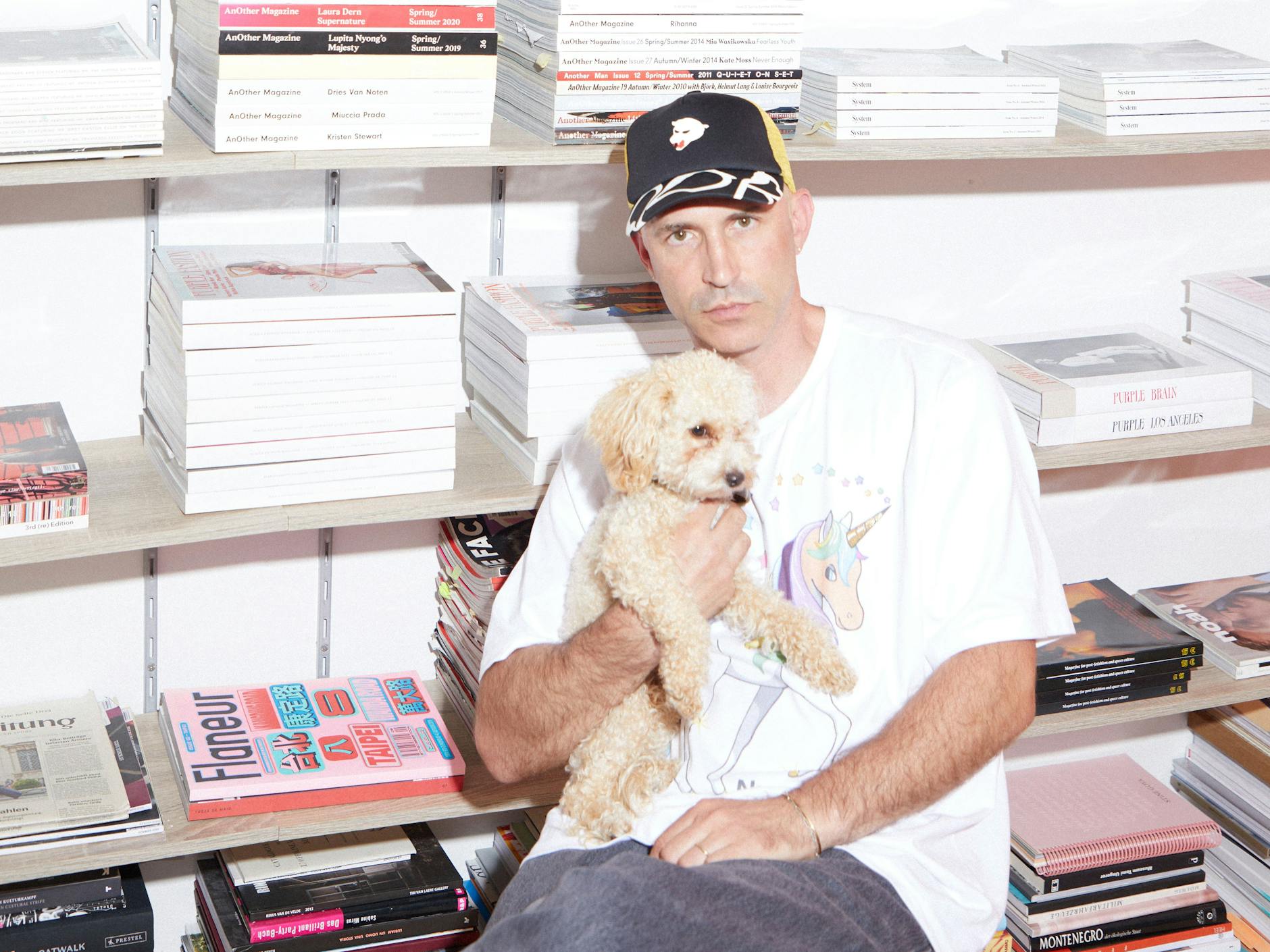 Der Verleger Götz Offergeld mit seinem Zwergpudel Pixie in den neuen Charlottenburger Verlagsräumen.