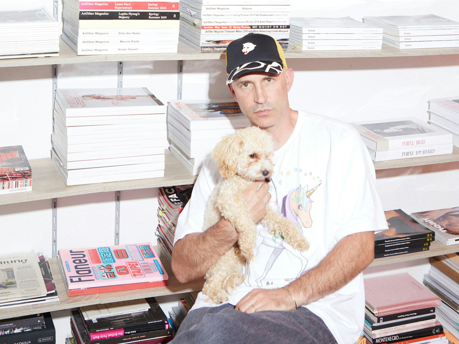 Der Verleger Götz Offergeld mit seinem Zwergpudel Pixie in den neuen Charlottenburger Verlagsräumen.