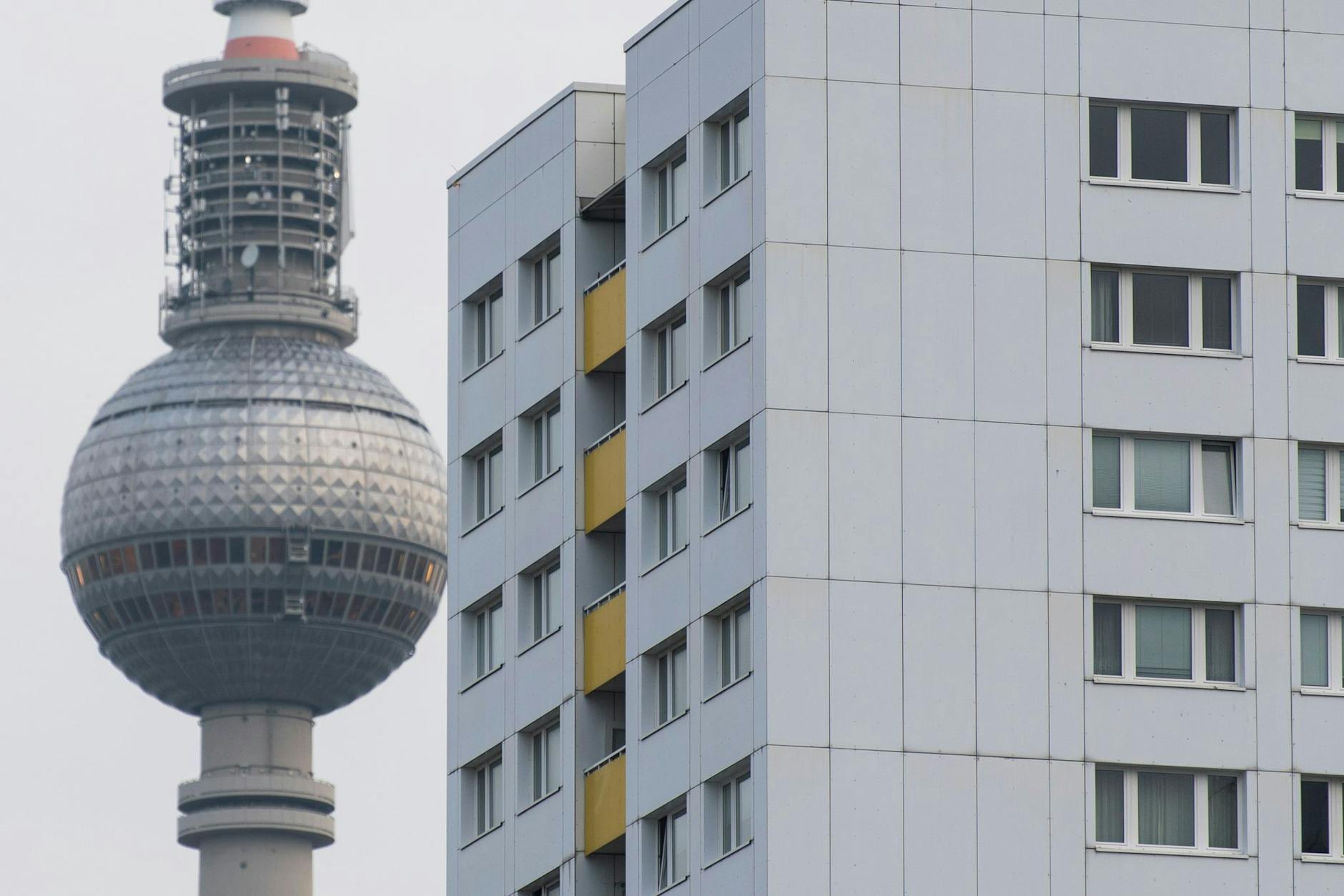 Hinter einem Mietshaus steht der Fernsehturm. Nirgendwo sonst in Deutschland steigen die Mietpreise so stark wie in Berlin.