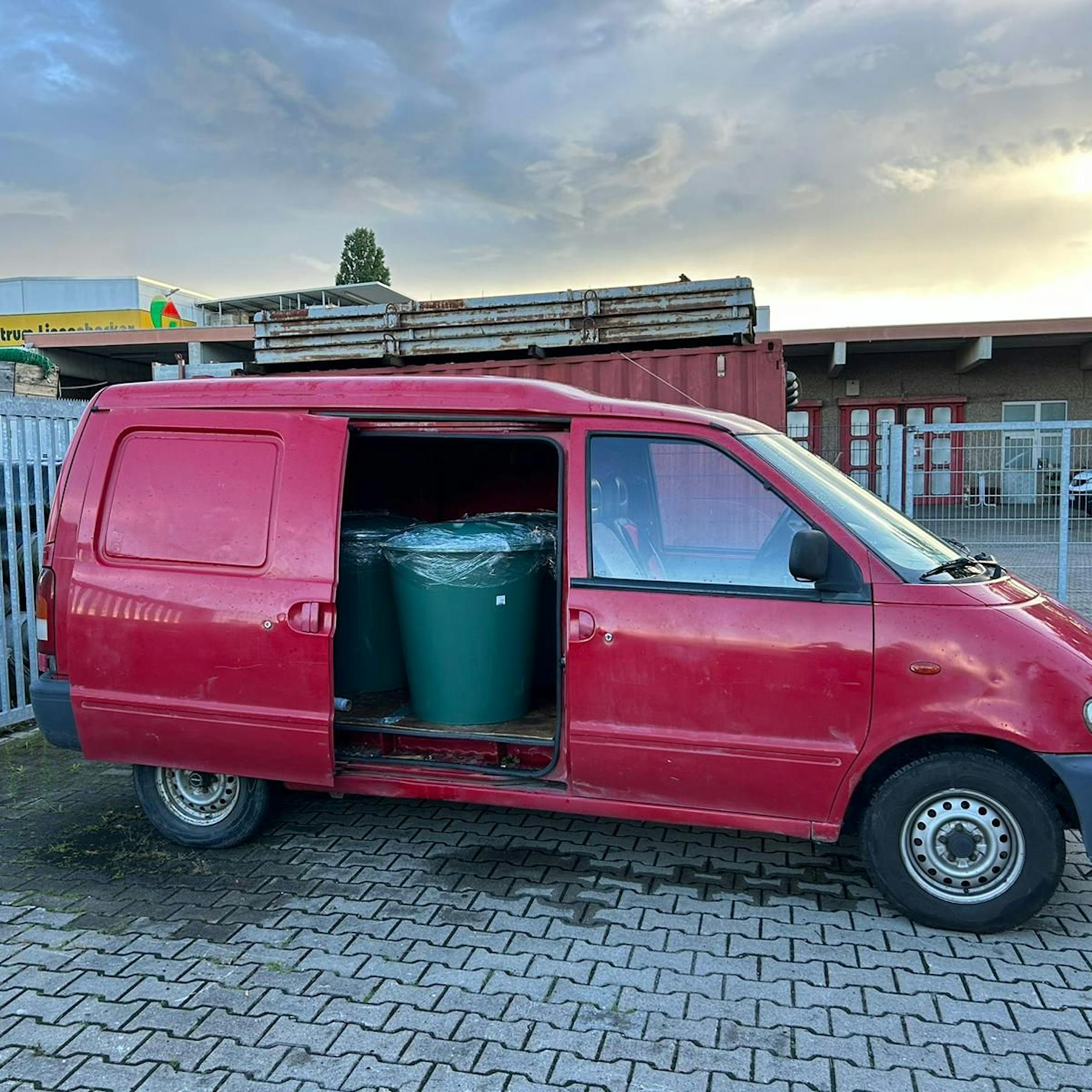 Mann tankt 500 Liter Diesel in Regentonnen – nicht auf eigene Kosten!