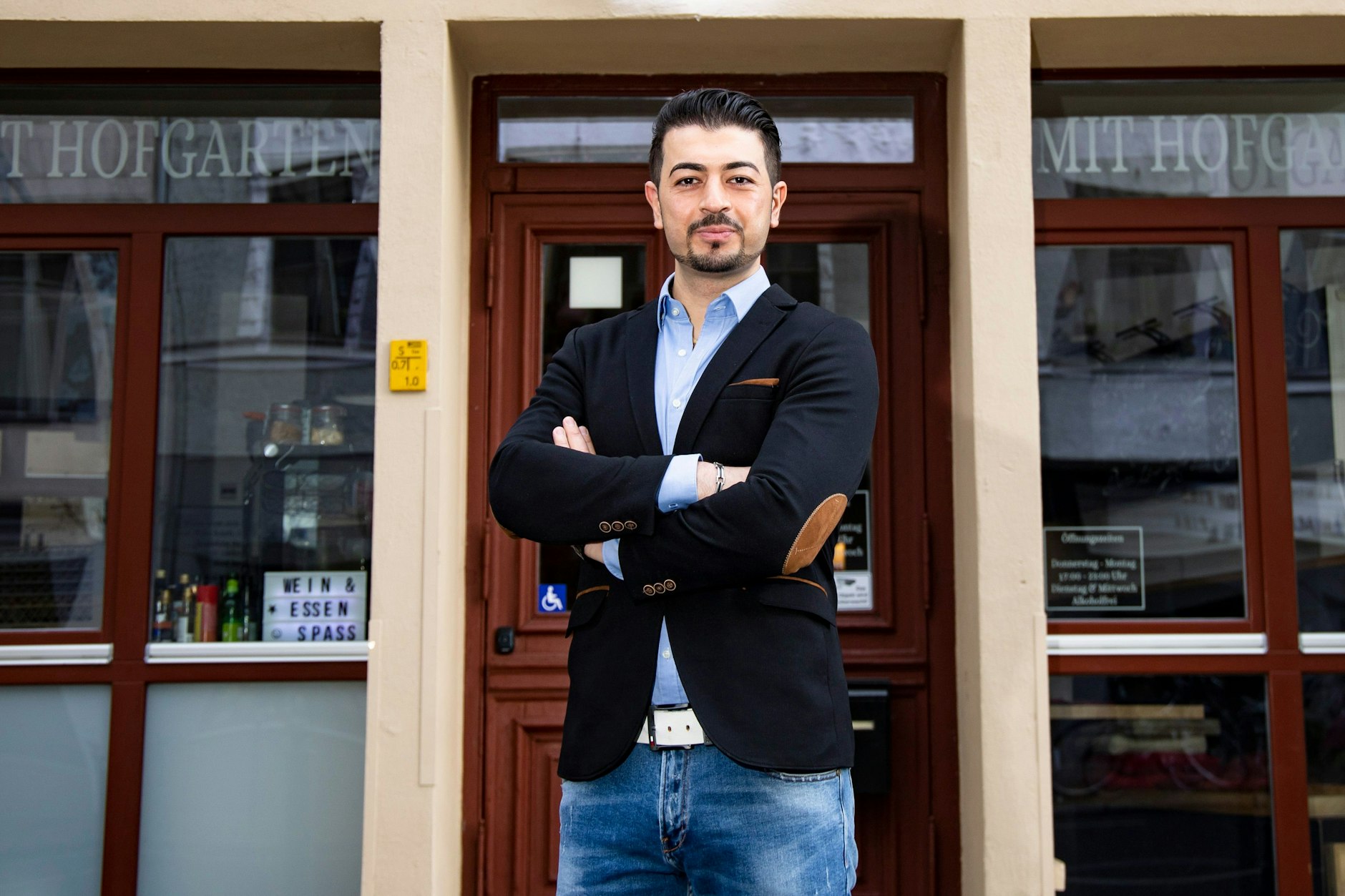 Serhat Aktas betreibt „Der Weinlobbyist“, ein Geschäft mit Weinbar, Bistro und idyllischem Hinterhof in Schöneberg.