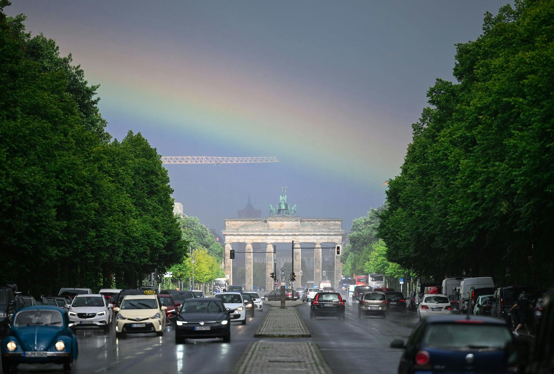 Ein Regenbogen ist über dem Brandenburger Tor und der Straße des 17. Juni zu sehen.