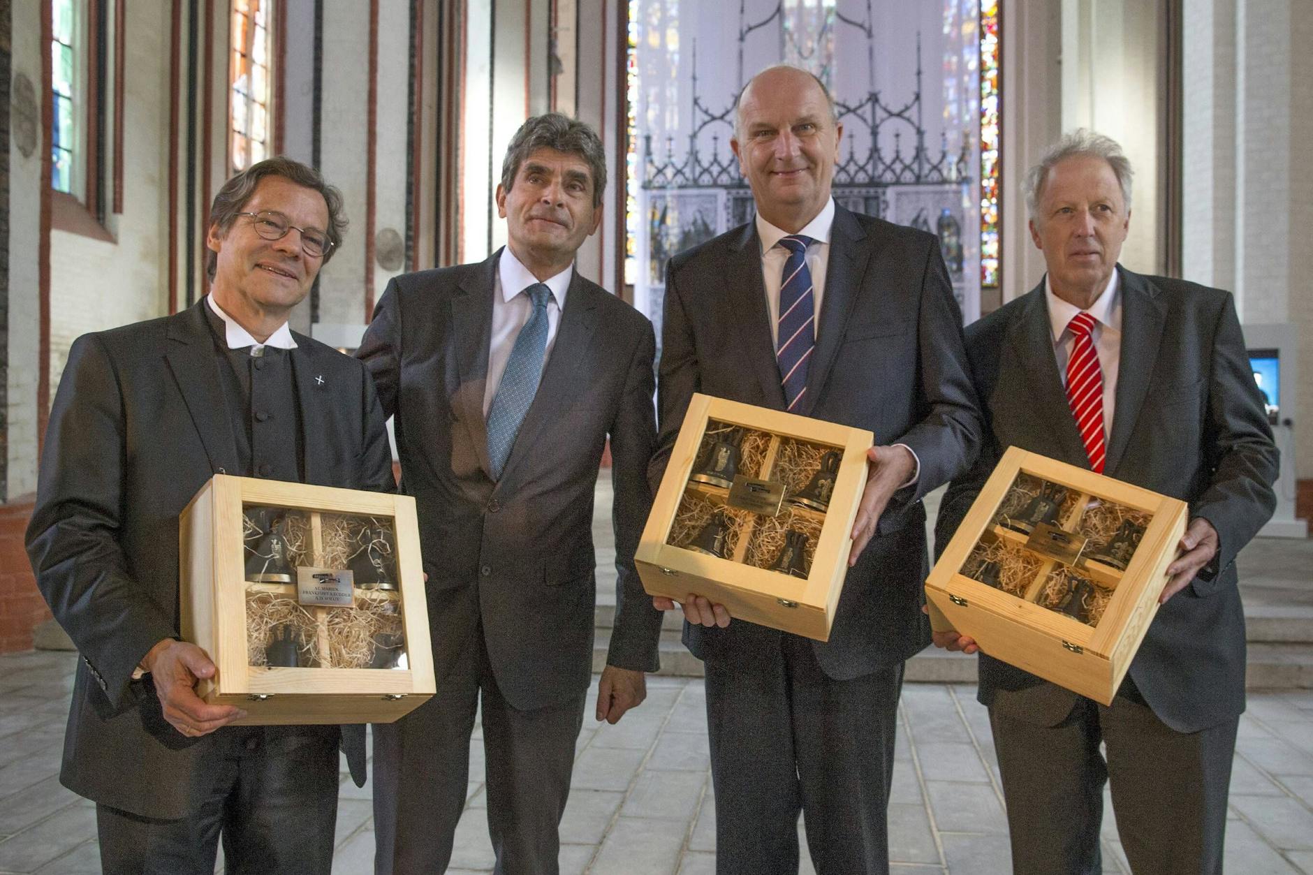 Nachgebildete Glocken gab es 2017 als Geschenk der Stadt Frankfurt (Oder) an Ministerpräsident Dietmar Woidke (2.v.r.) – zur Eröffnung einer Ausstellung in der Marienkirche. Damals mit dabei: Bischoff Markus Droege (l.), Oberbürgermeister Dr. Martin Wilke, Michael Ermrich (r.) von der Ostdeutschen Sparkasse.