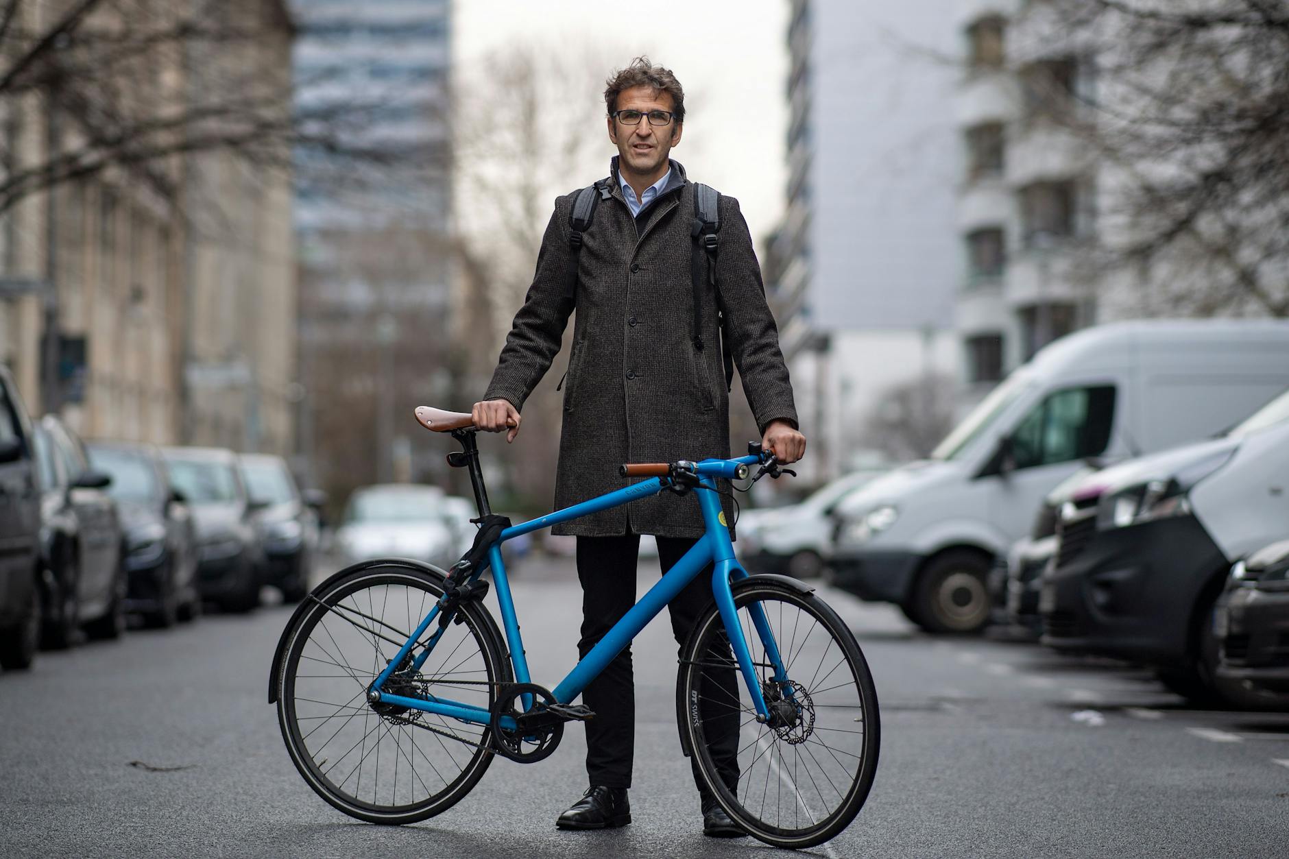 Passionierter Alltagsradfahrer und CDU-Mitglied: Heinrich Strößenreuther. Das blaue Fahrrad wurde ihm inzwischen aus seinem Keller in Mitte gestohlen.