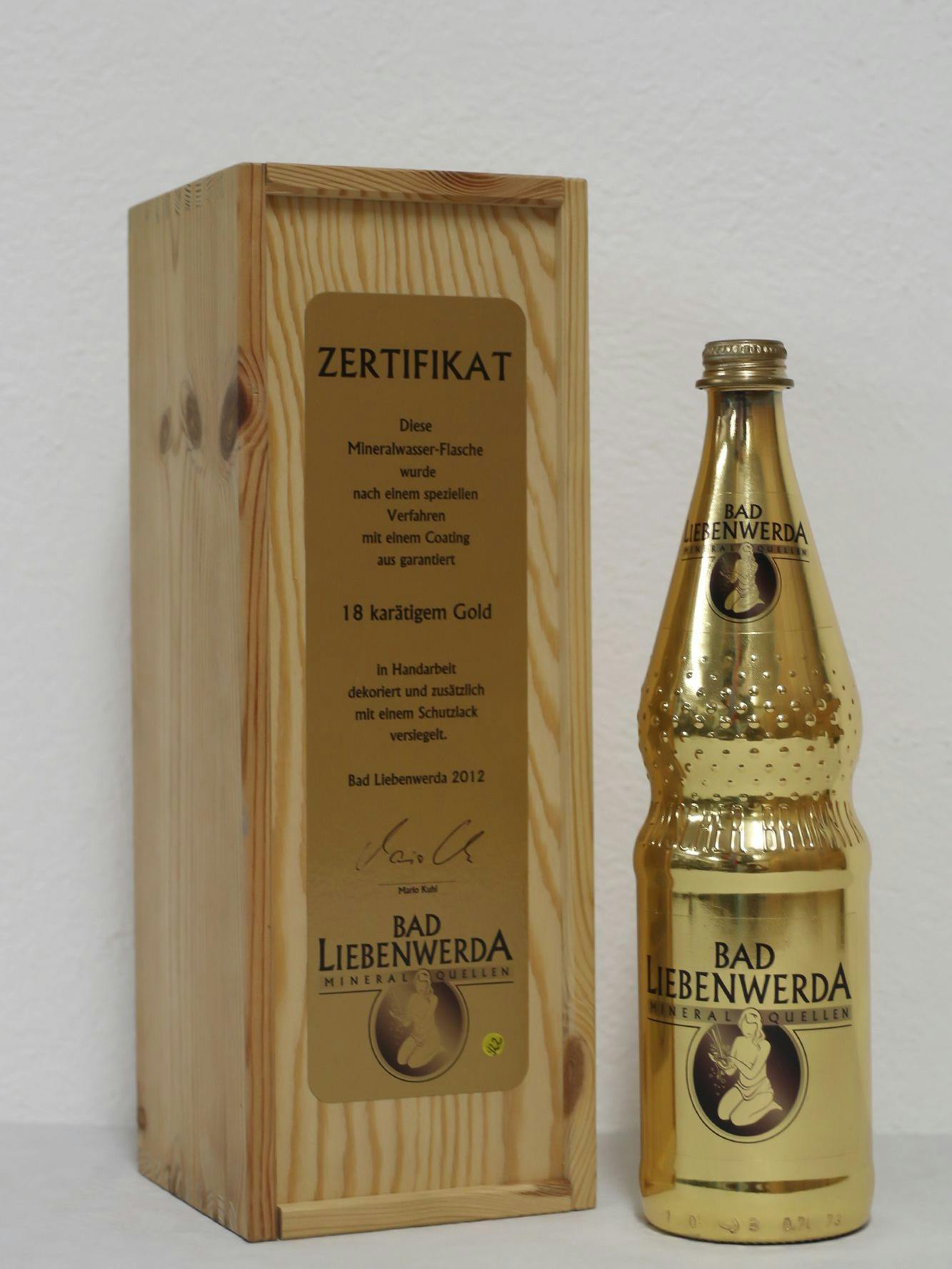Die mit 18 Karat vergoldete Mineralwasserflasche ging 2012 an Matthias Platzeck bei einem Besuch in Bad Liebenwerda.