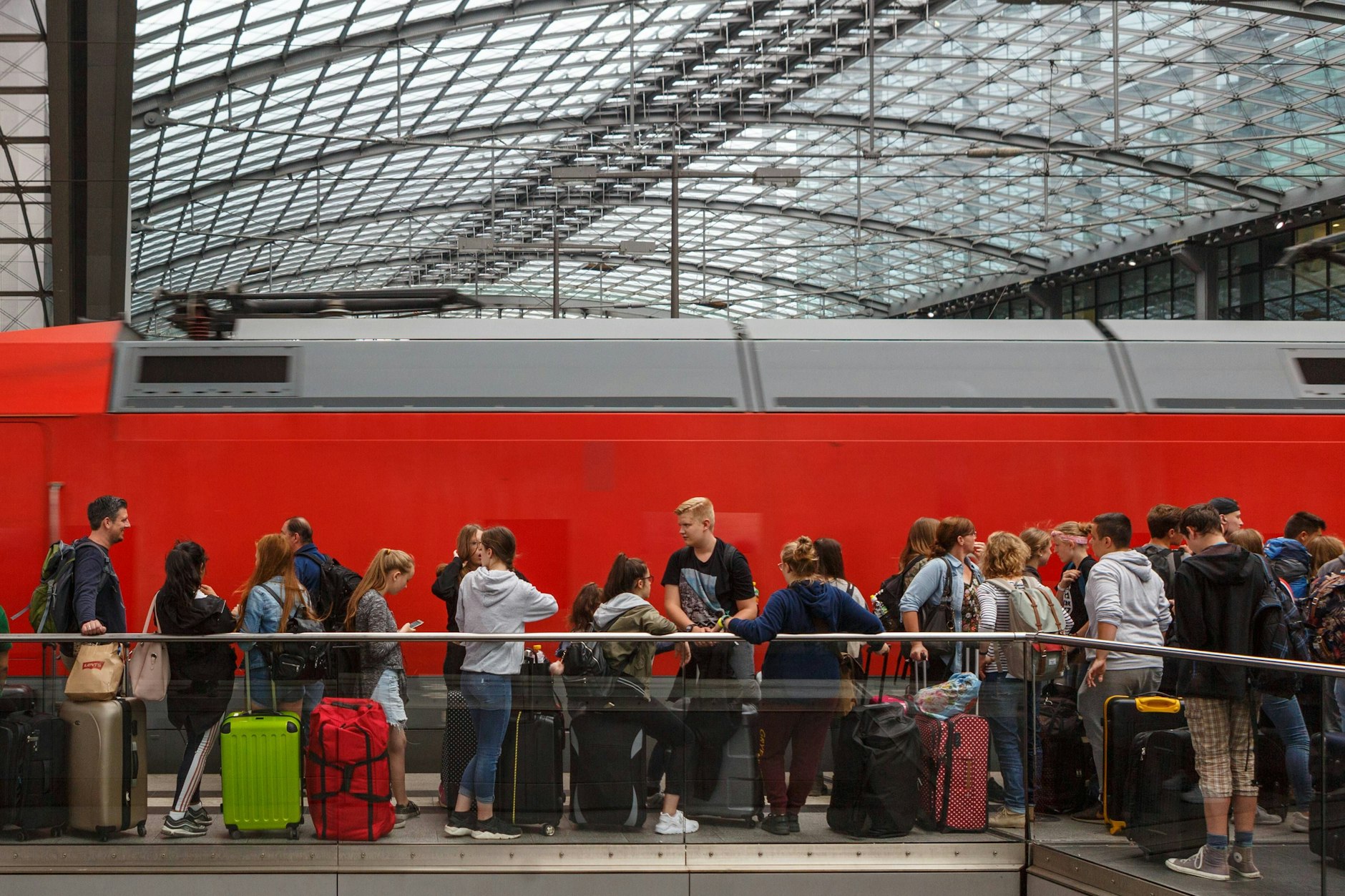 Gedränge im Berliner Hauptbahnhof: Fahrgäste warten am Bahnsteig
