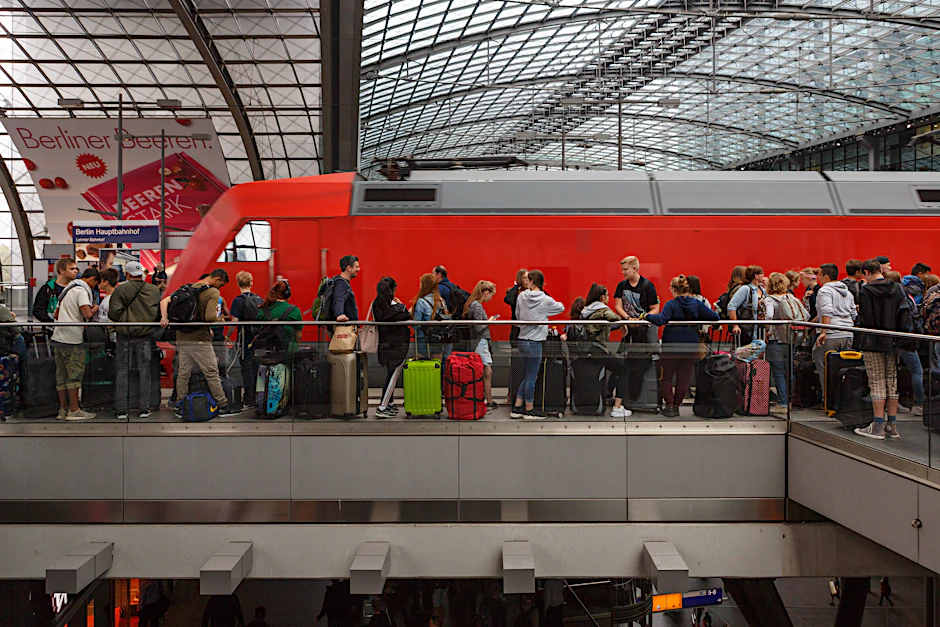 Gedränge im Berliner Hauptbahnhof: Fahrgäste warten am Bahnsteig
