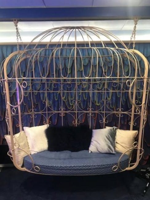 Auktions-Fundstück: ein Sofa wie ein Vogelkäfig.