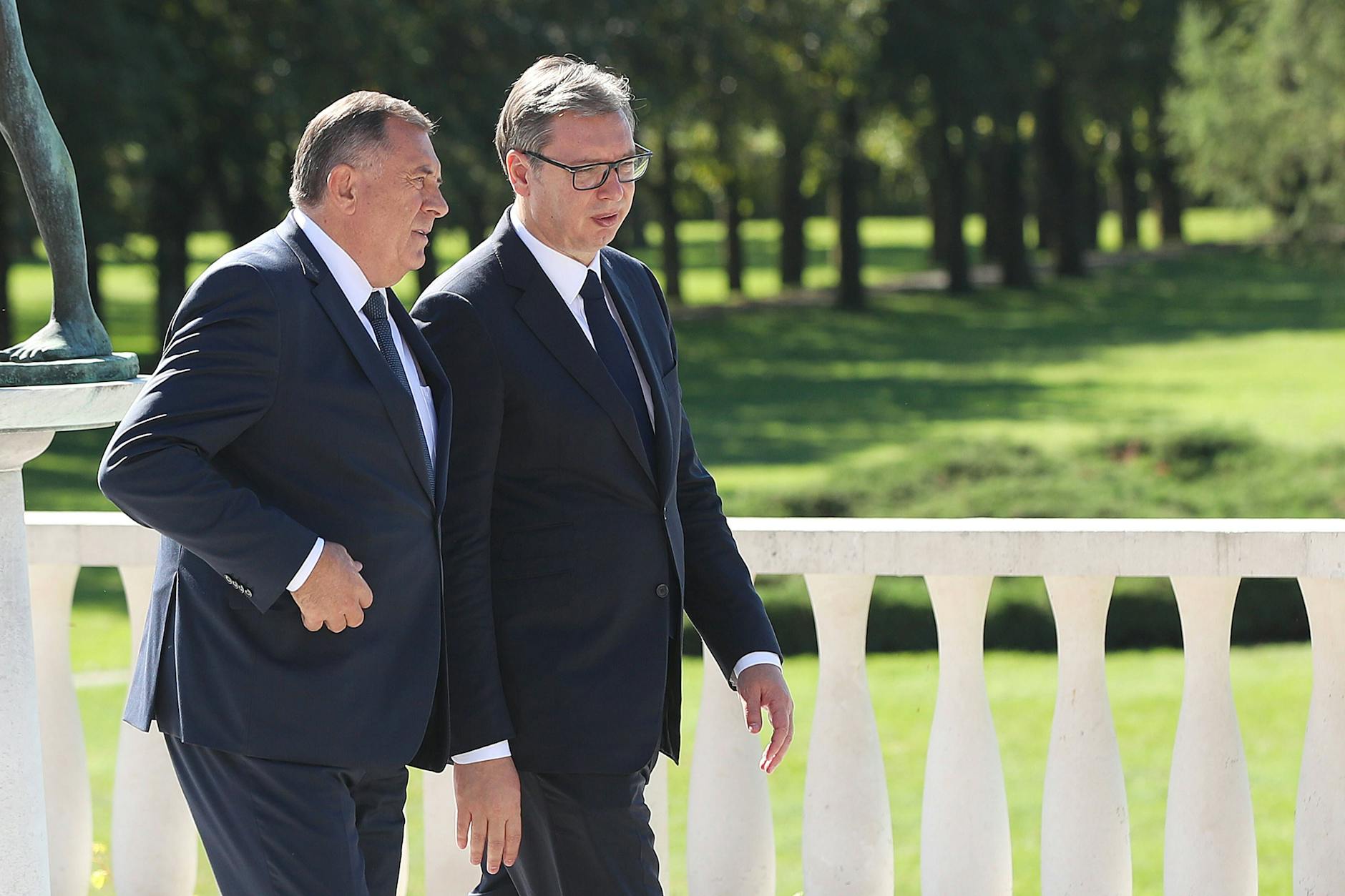 Der Präsident der <a href="https://de.wikipedia.org/wiki/Republika_Srpska">Republika Srpska</a> Milorad Dodik (l.) und der serbische Präsident Aleksandar Vucic