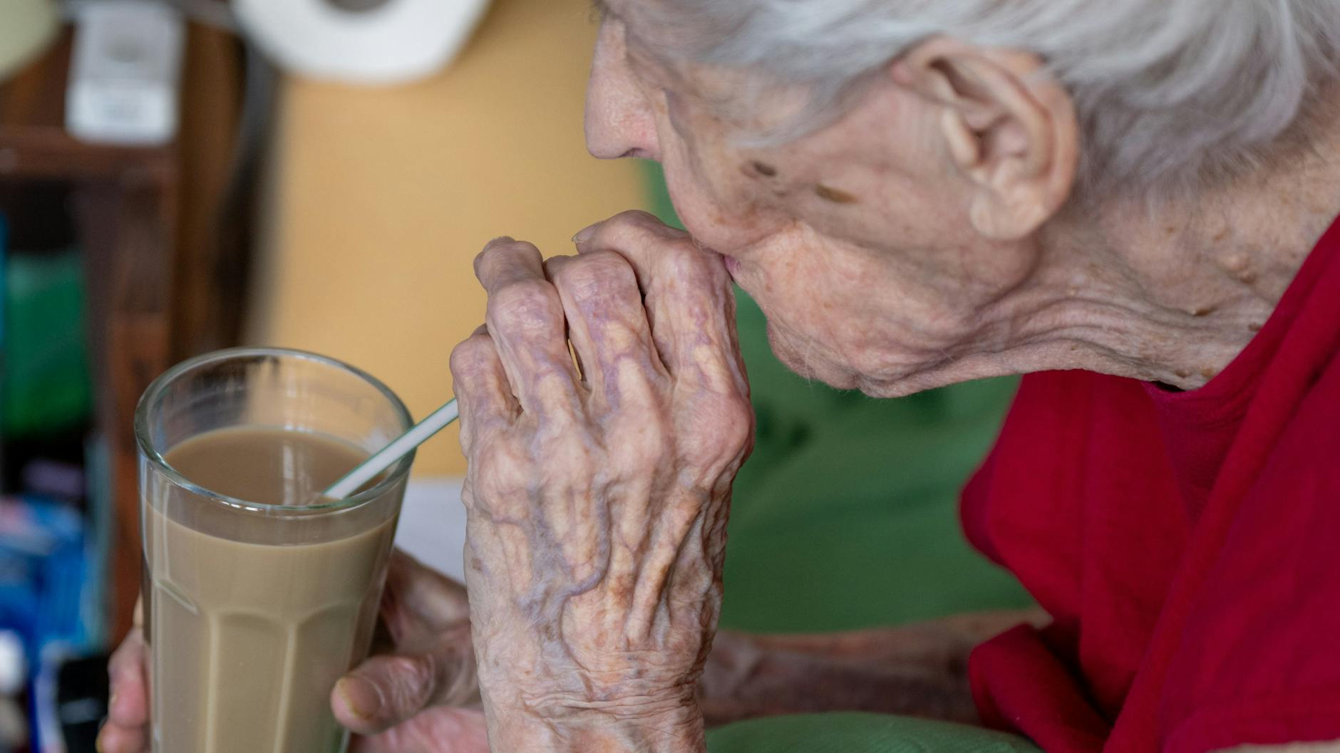 Erst war ihr der Kaffee zu kalt: Das Getränk musste für die 97-jährige Brigitte Richter erst einmal aufgewärmt werden.
