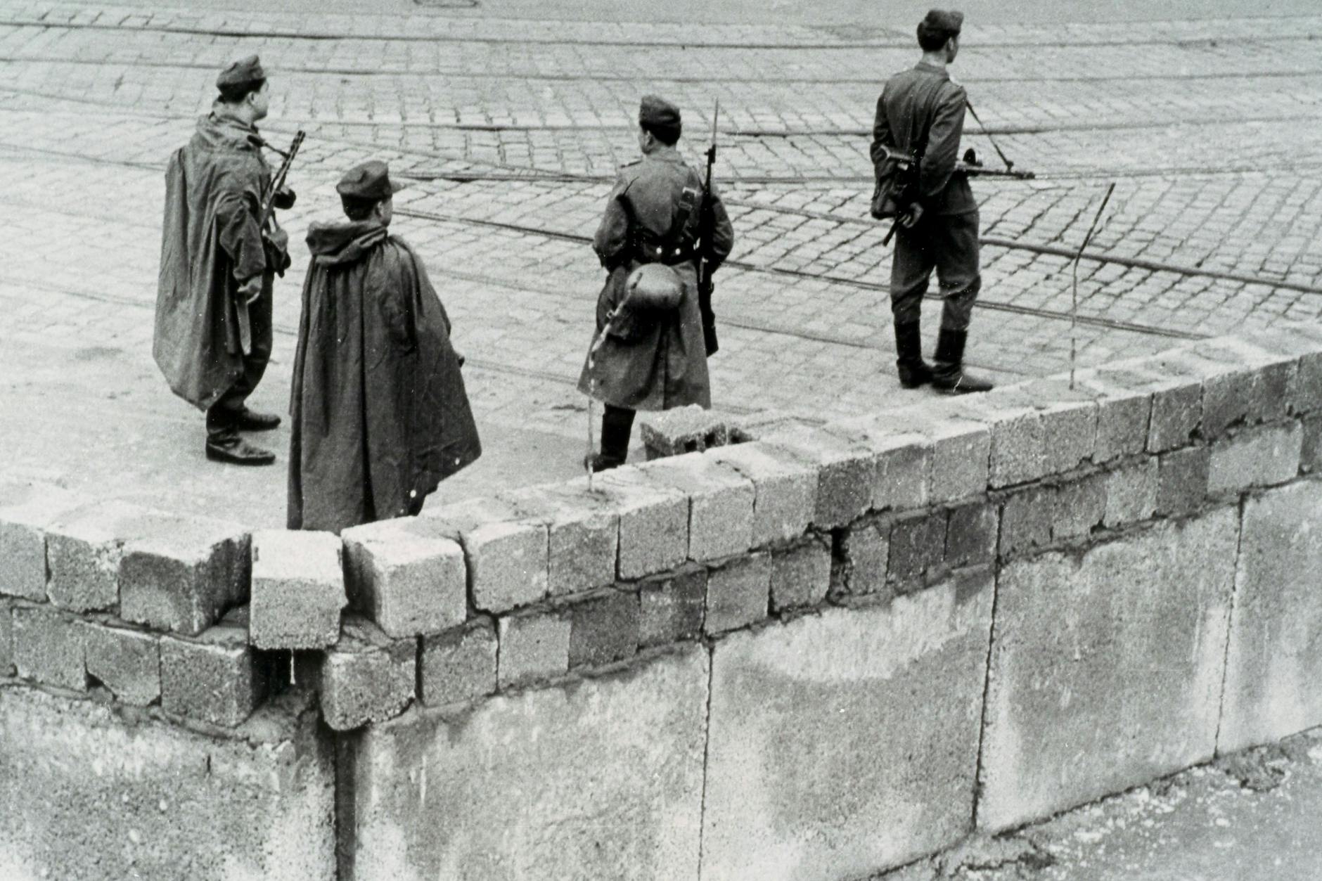 13. August 1961: Die Mauer wächst an der Ecke Stresemannstraße.