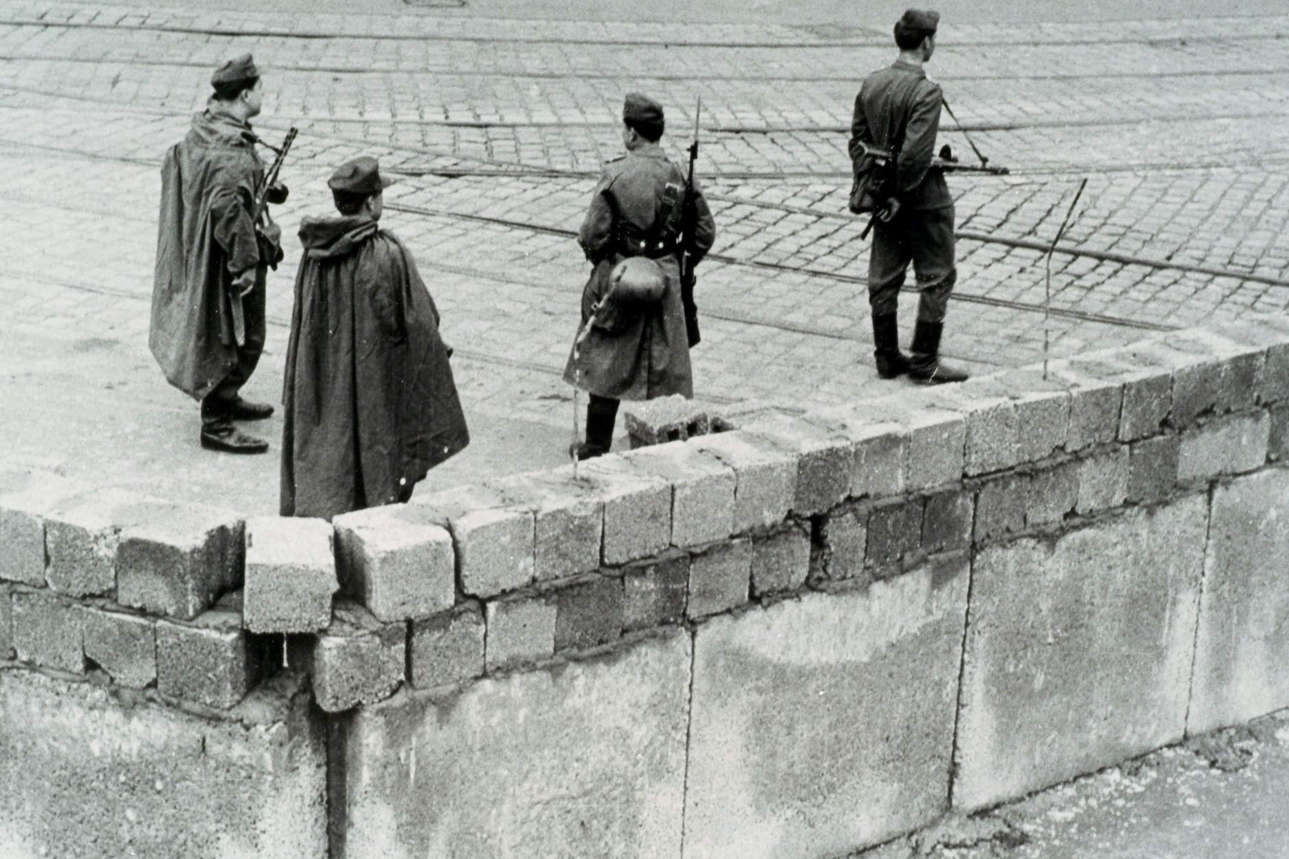 13. August 1961: Die Mauer wächst an der Ecke Stresemannstraße.