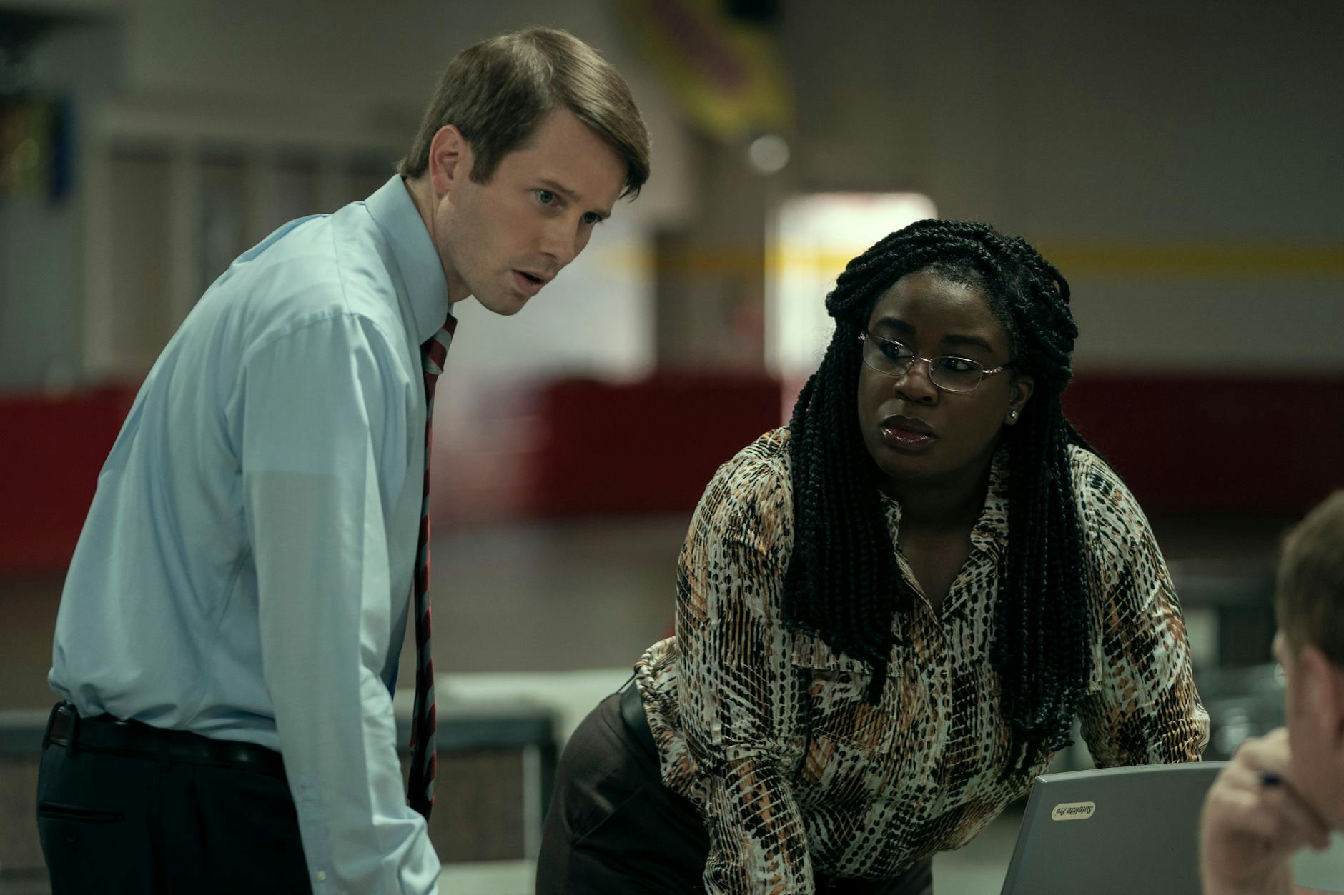 Tyler Ritter als John Brownlee und Uzo Aduba als Edie Flowers in "Painkiller"