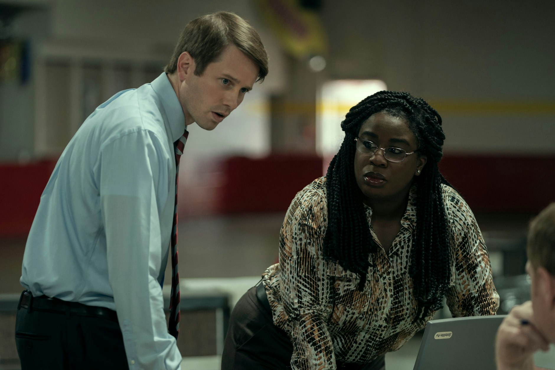 Tyler Ritter als John Brownlee und Uzo Aduba als Edie Flowers in "Painkiller"