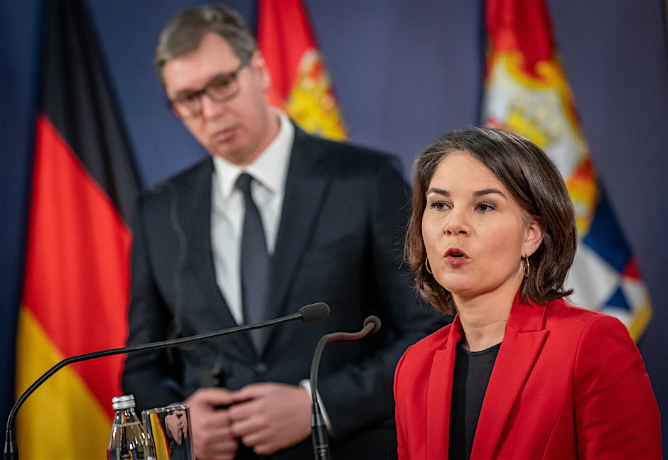 Außenministerin Annalena Baerbock und der serbische Präsident Aleksander Vucic bei einer Pressekonferenz
