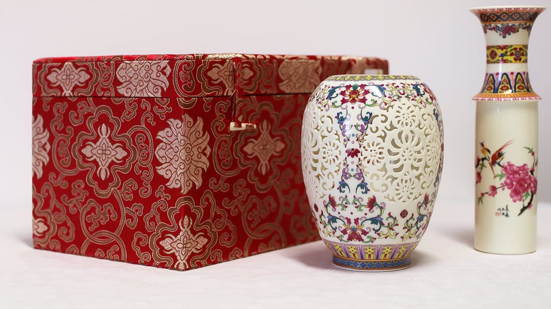 Auch die wird versteigert: Eine chinesische 2-in-1-Vase, die 2011 dem damaligen Ministerpräsidenten Matthias Platzeck von einer Delegation aus Hebei überreicht wurde.