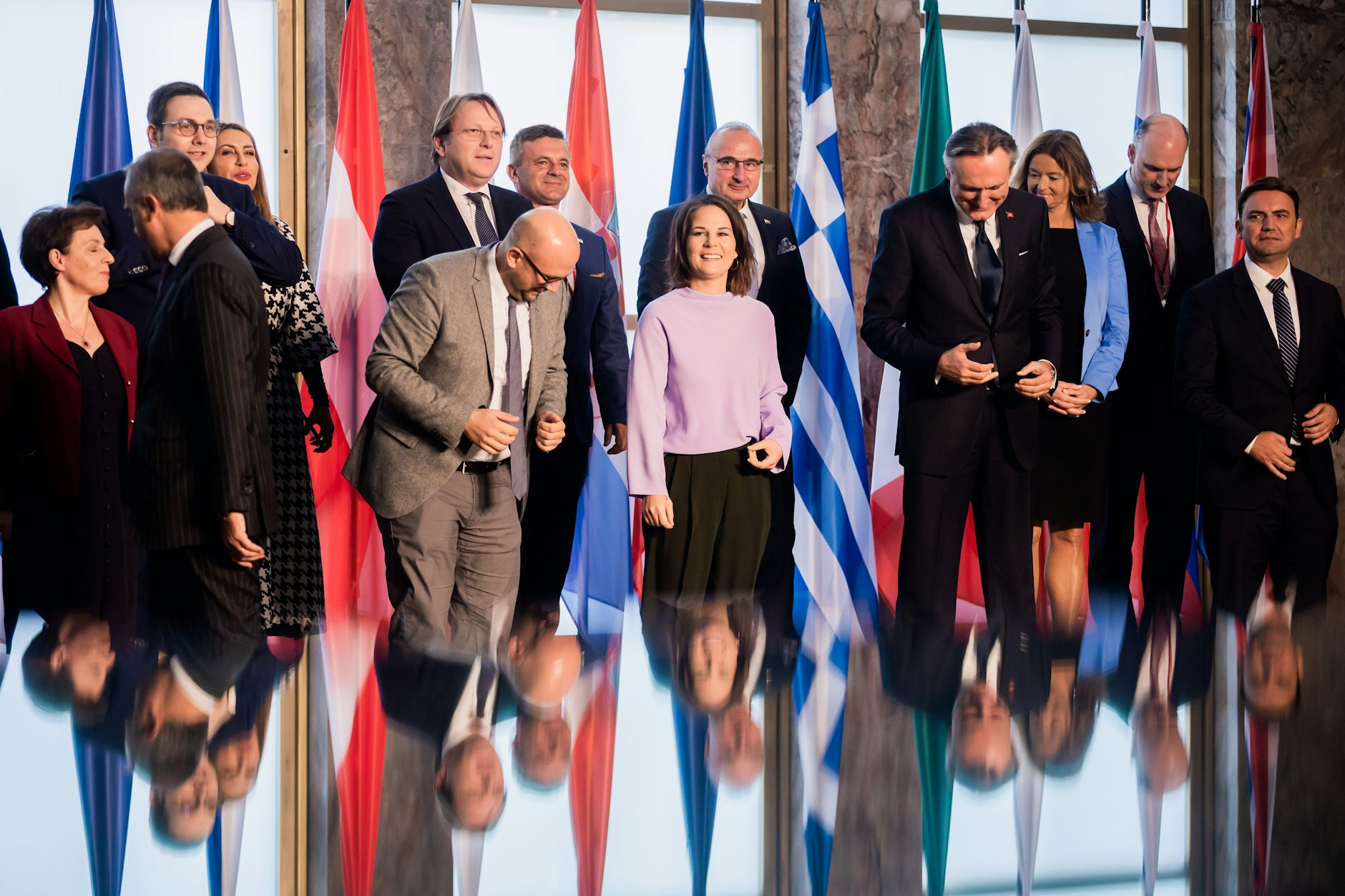Annalena Baerbock stellt sich bei der Konferenz zum Westlichen Balkan im Auswärtigen Amt mit Amtskollegen und weiteren Vertretern für ein Gruppenfoto auf.