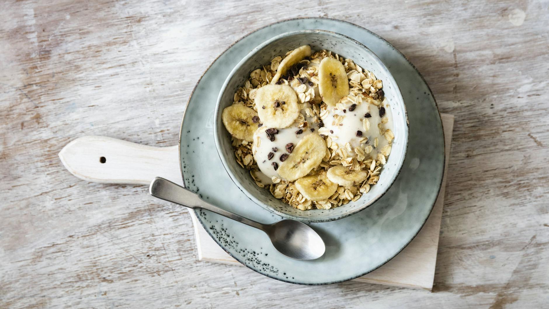 Lässt man den Zucker weg, ist selbstgemachtes Bananeneis super gesund - im Sommer kann man es sogar zum Frühstück essen.