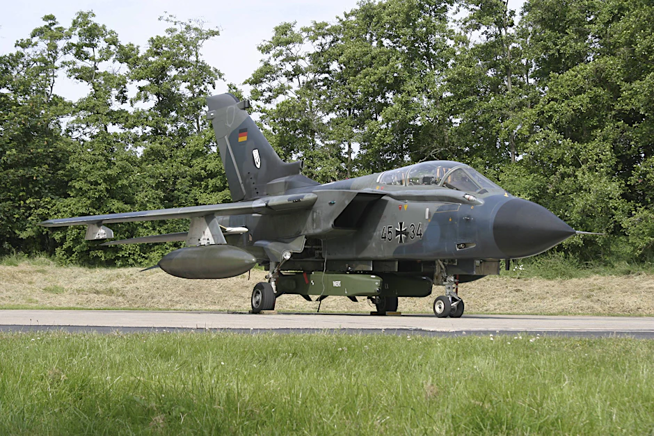Ein Militärflugzeug mit Taurus-Marschflugkörpern