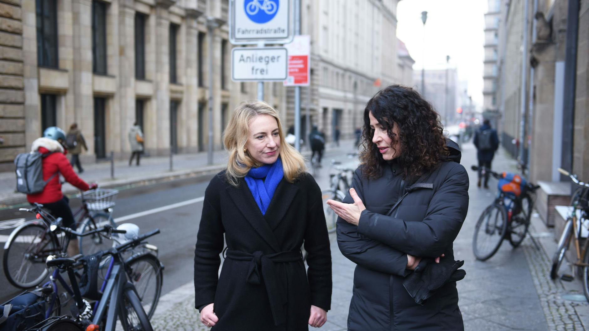 Senatorin Bettina Jarasch und Bezirksstadträtin Almut Neumann (beide von den Grünen) gaben dem Fahrrad die Vorfahrt. In der Charlottenstraße wurde eine Fahrradstraße eingerichtet, in der Friedrichstraße gab es ein ewiges Hin und Her.
