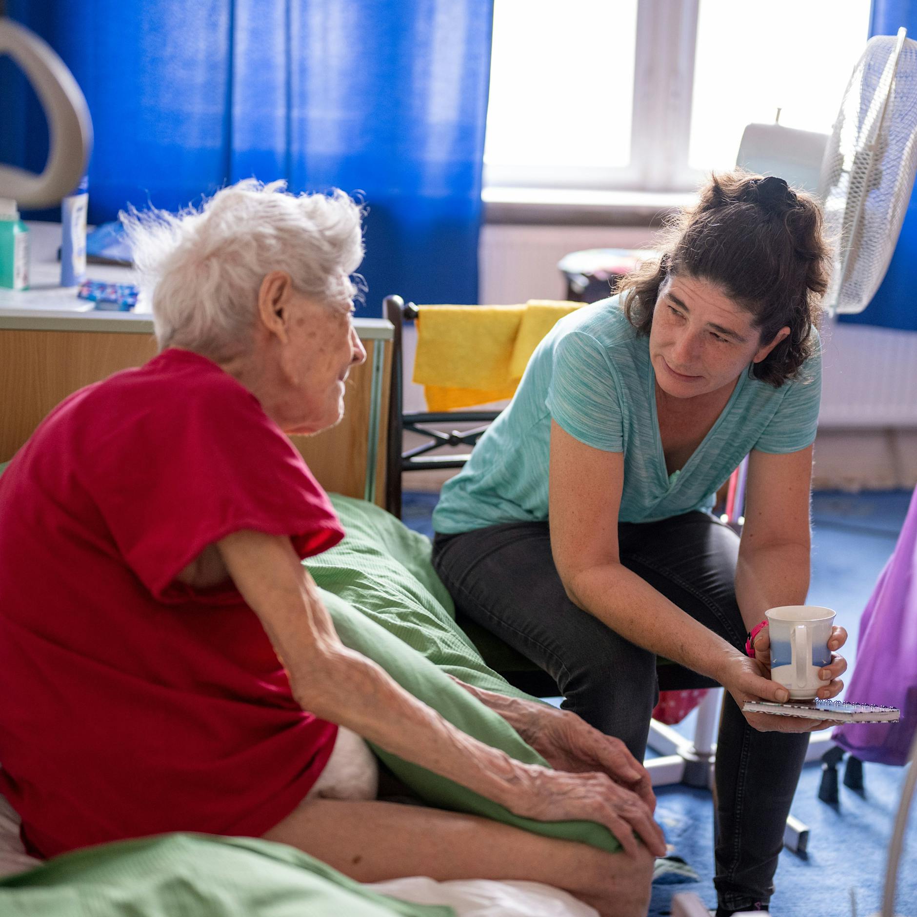„Meine Süße, trink noch was!“ Unterwegs mit einer Berliner Pflegerin