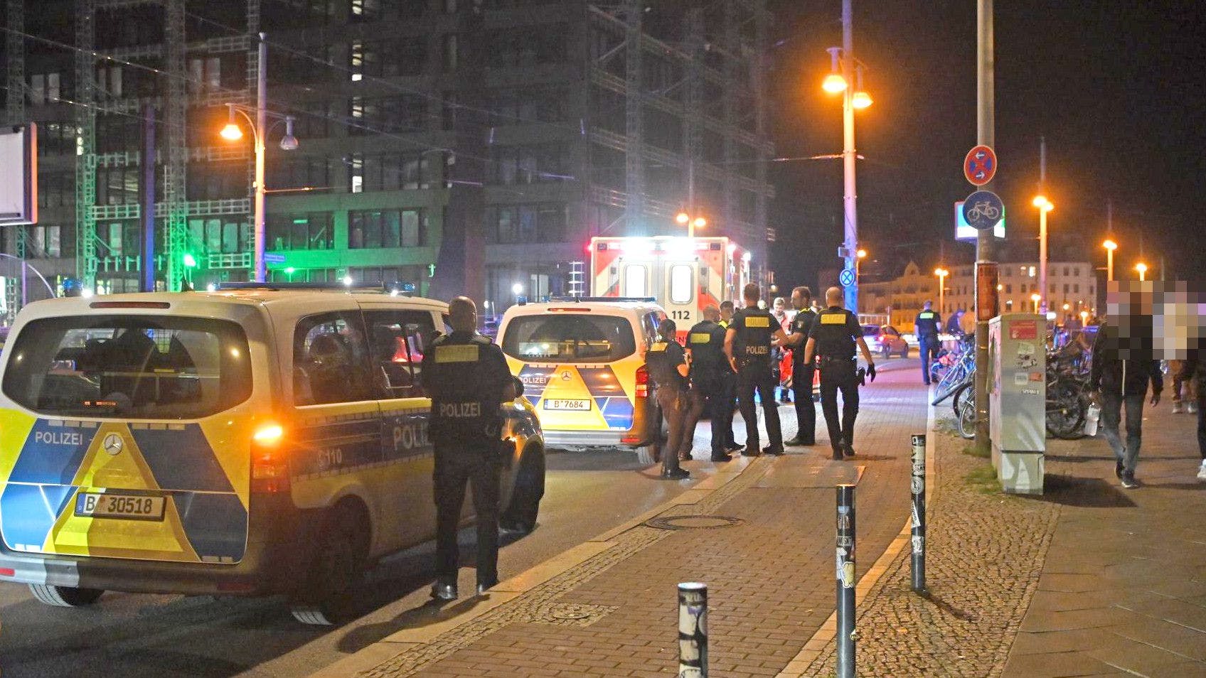 Einsatzkräfte der Polizei in der Nacht zum Freitag an der Warschauer .Brücke