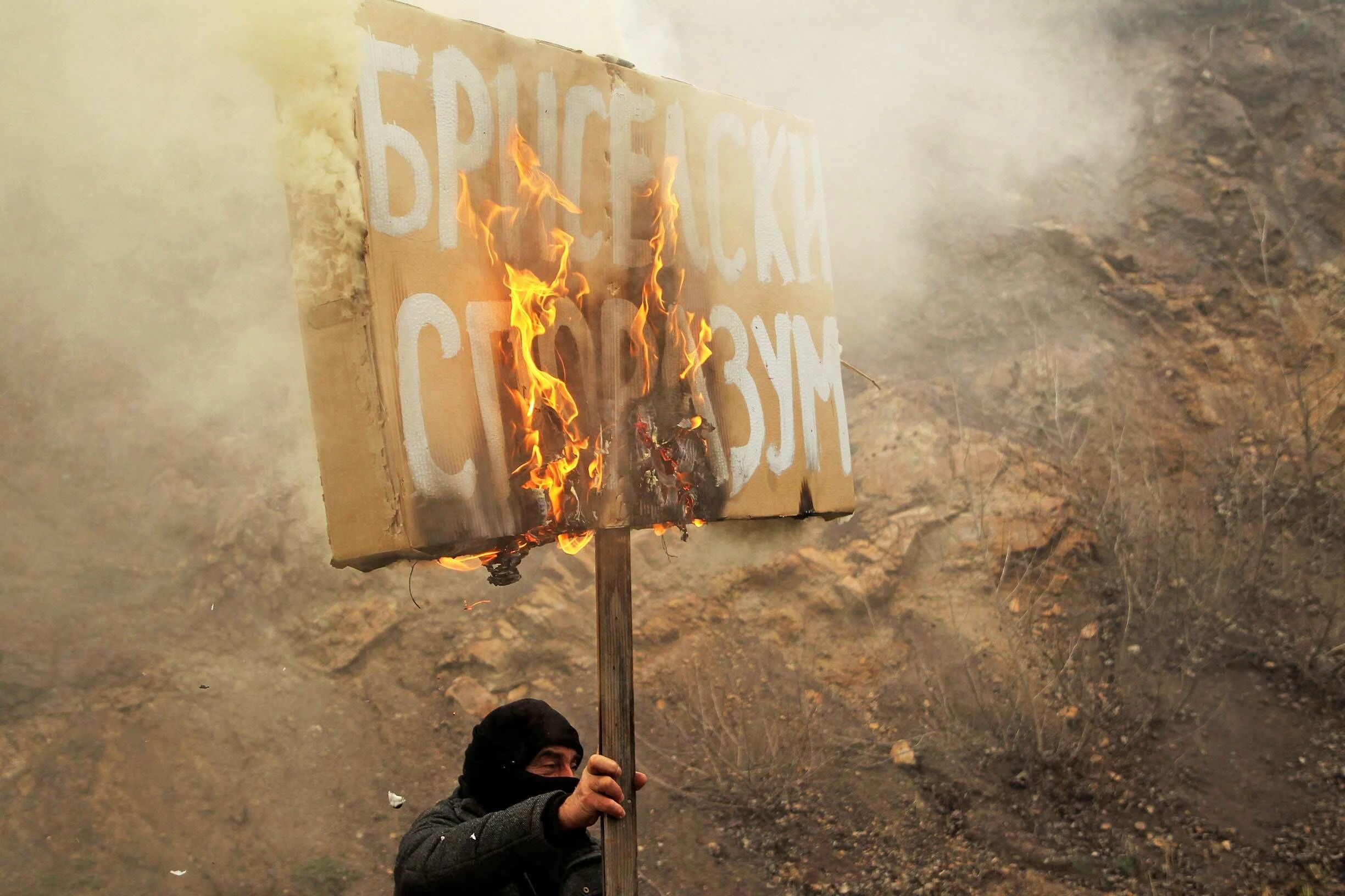 Demonstranten nehmen an einer Kundgebung zur Unterstützung der Serben im Kosovo an der Grenze zwischen Serbien und Kosovo teil