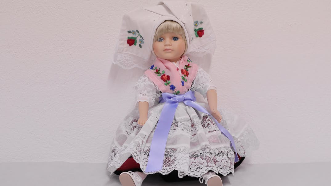 Auch Ministerinnen erhalten Geschenke: Diese Trachtenpuppe aus dem Spreewald bekam Forschungsministerin Johanna Wanka bei einem Besuch überreicht.