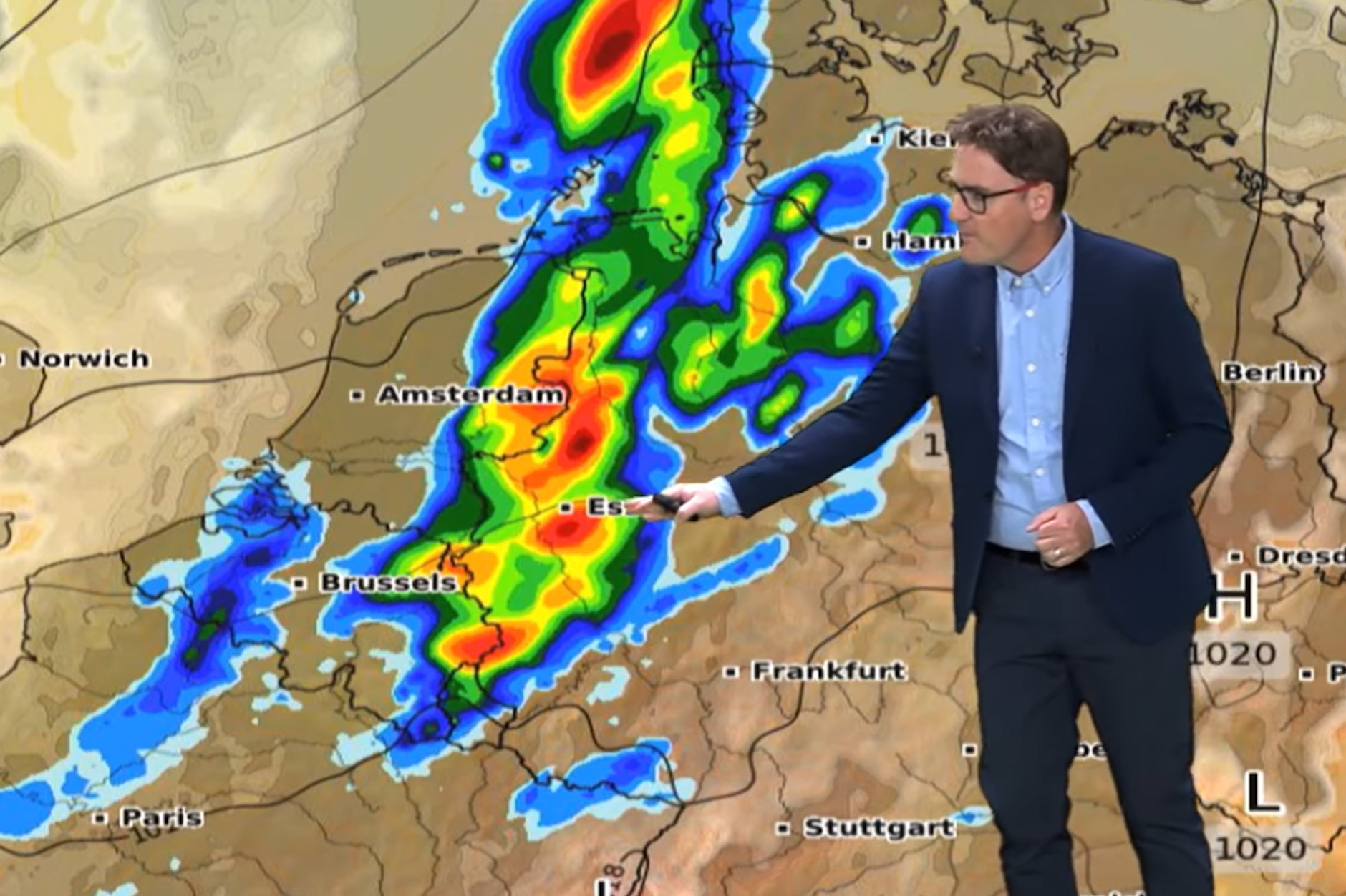 Am Wochenende wird es warm, es drohen aber auch Starkregen und Gewitter. Das Wetter schlägt Kapriolen, weiß Meteorologe Dominik Jung von wetter.net.